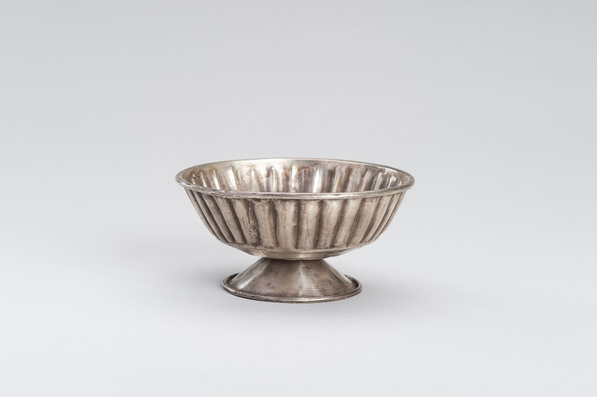 A GHANDARAN SILVER REPOUSSE BOWL WITH FEMALE FIGURE - Image 2 of 11