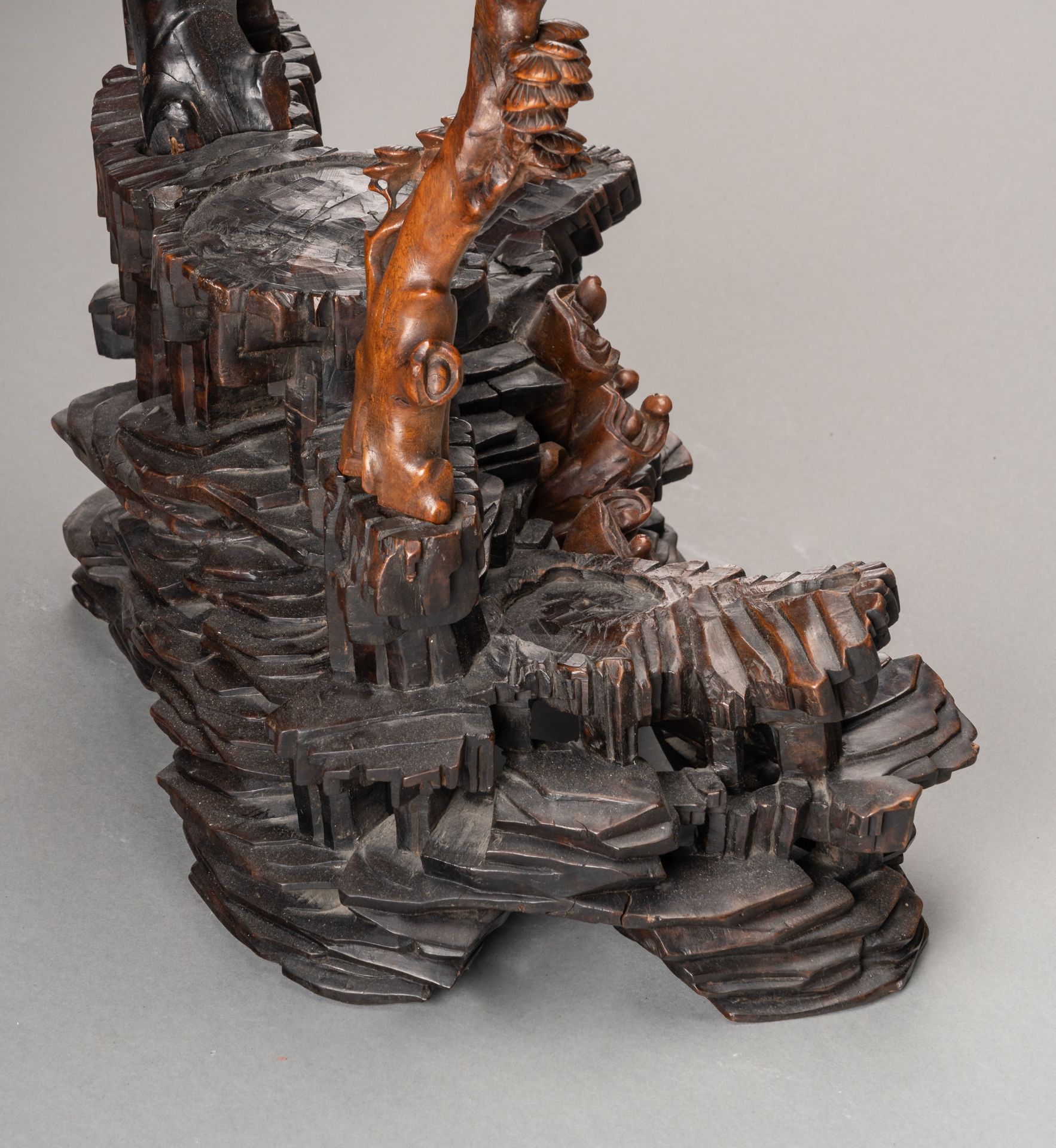 A LARGE CARVED BURLWOOD DISPLAY STAND - Image 6 of 8