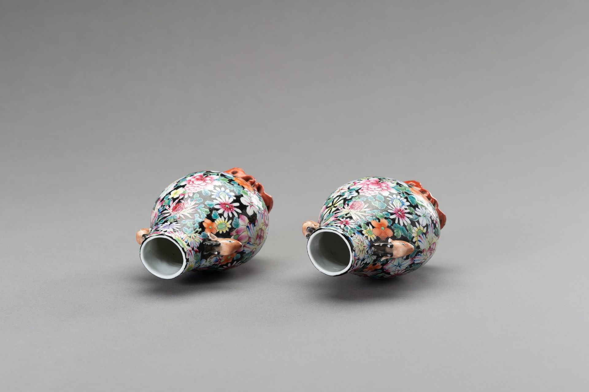 A SMALL PAIR OF 'MILLEFLEUR' PORCELAIN VASES - Image 11 of 14