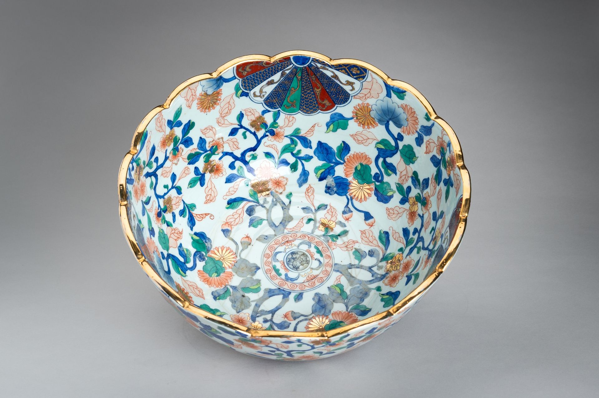 A MASSIVE IMARI PORCELAIN VESSEL, MEIJI PERIOD - Image 7 of 18