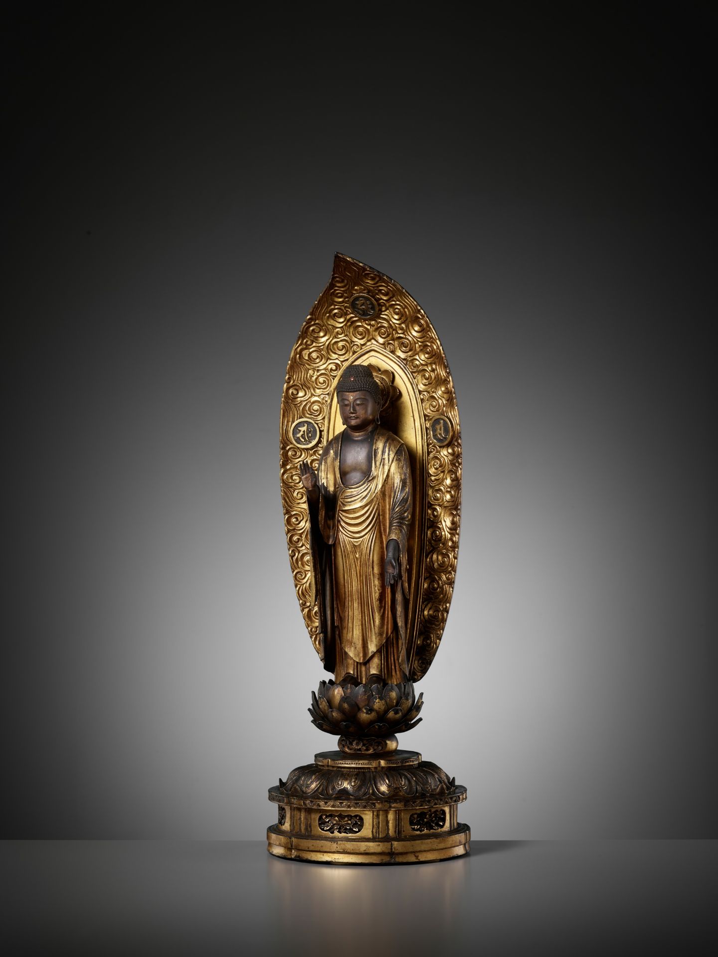 A LACQUER-GILT WOOD FIGURE OF AMIDA NYORAI, EDO - Bild 5 aus 12