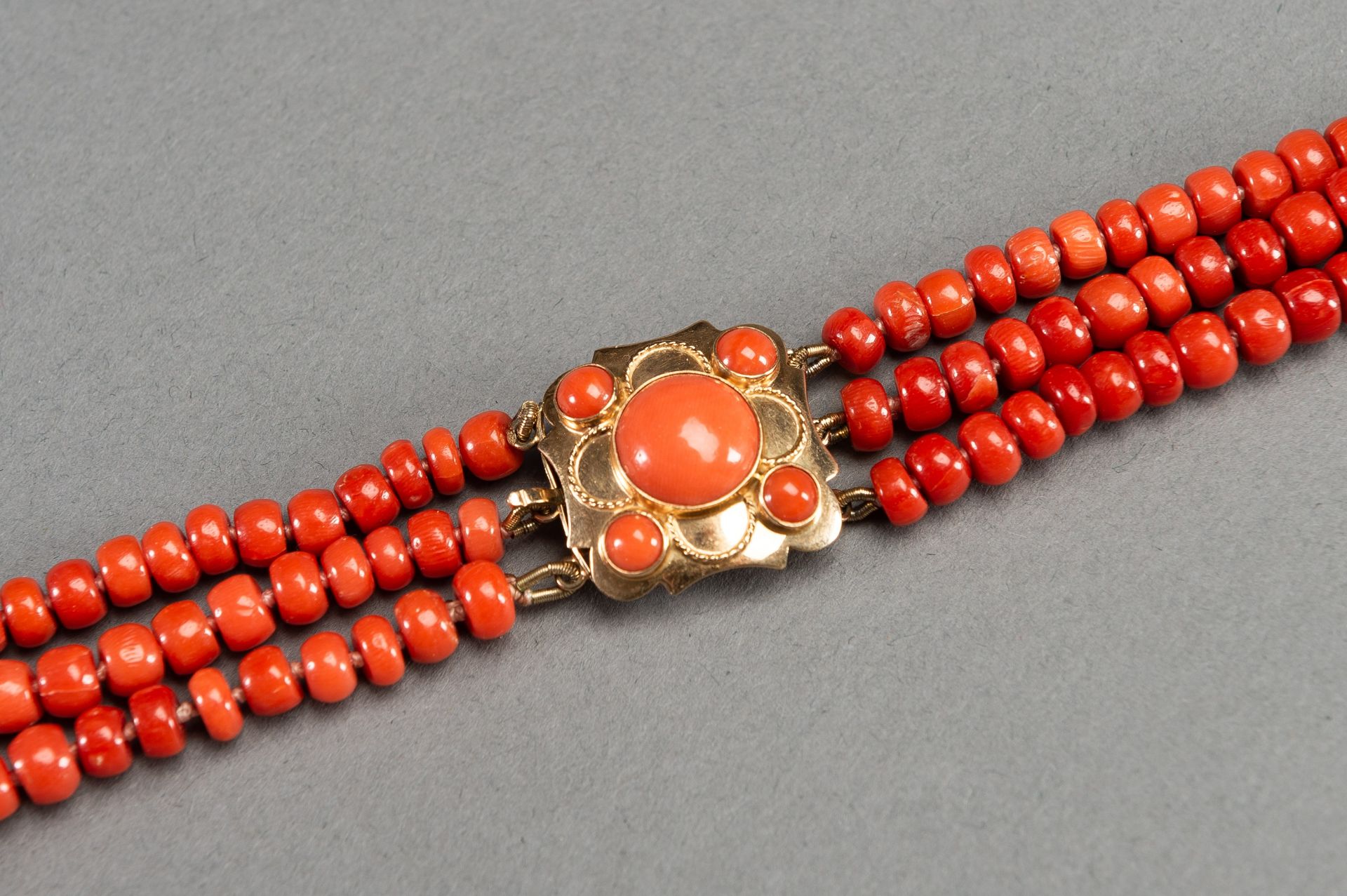 A THREE-TIERED MOMO CORAL BEAD NECKLACE - Image 3 of 8