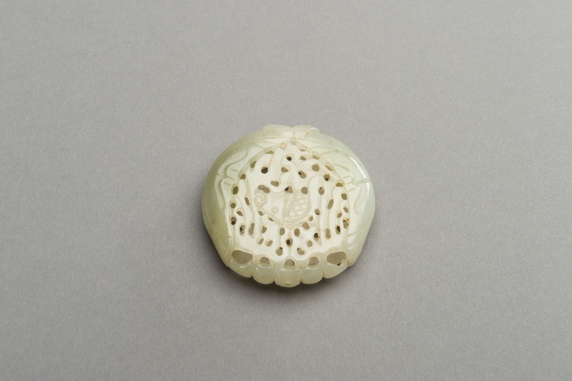 A RETICULATED PALE CELADON JADE PARFUMIER, REPUBLIC PERIOD - Bild 8 aus 10