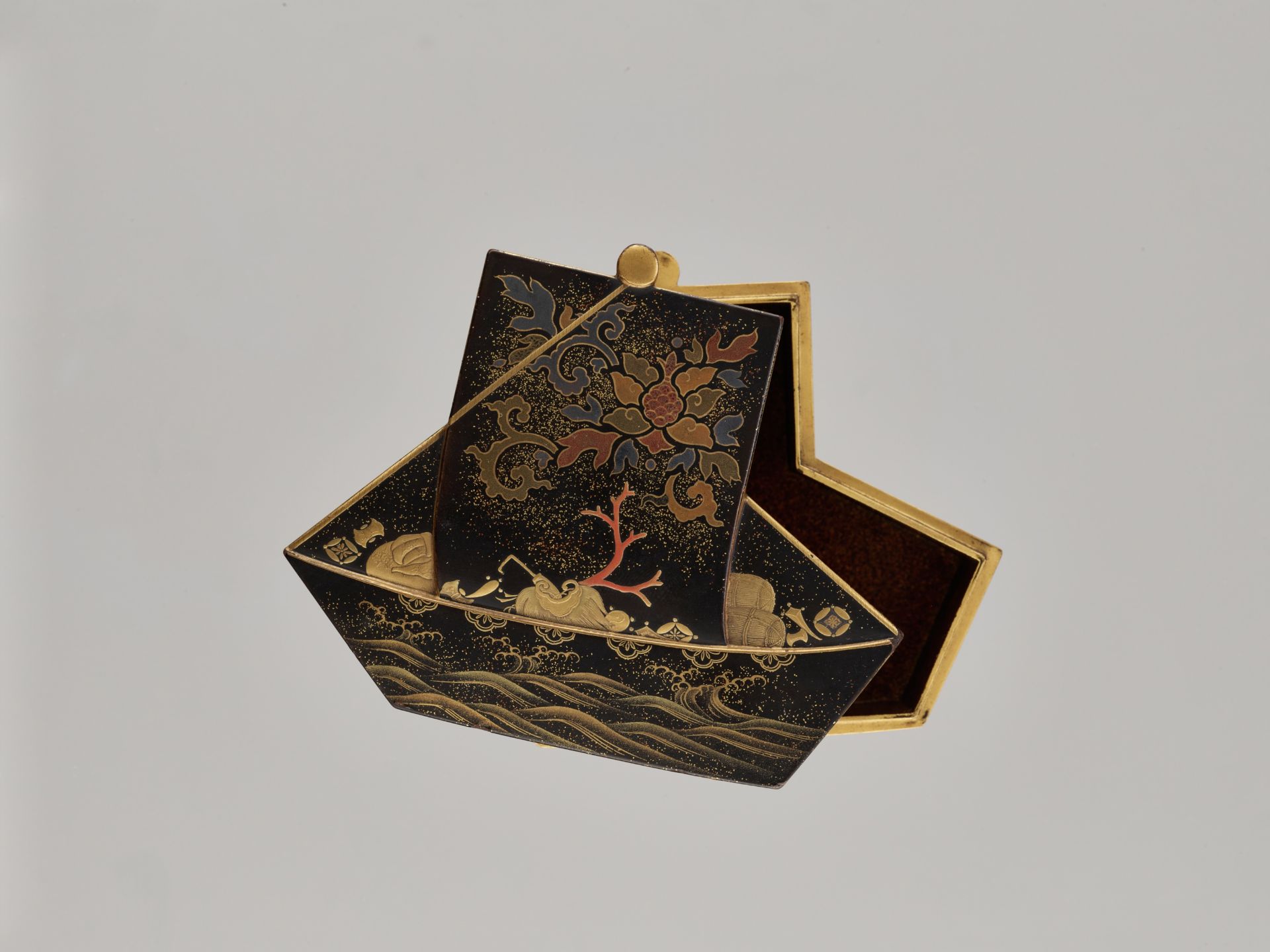 SATO: A RARE BLACK AND GOLD LACQUER KOBAKO AND COVER IN THE FORM OF THE TAKARABUNE (TREASURE SHIP) - Image 3 of 12