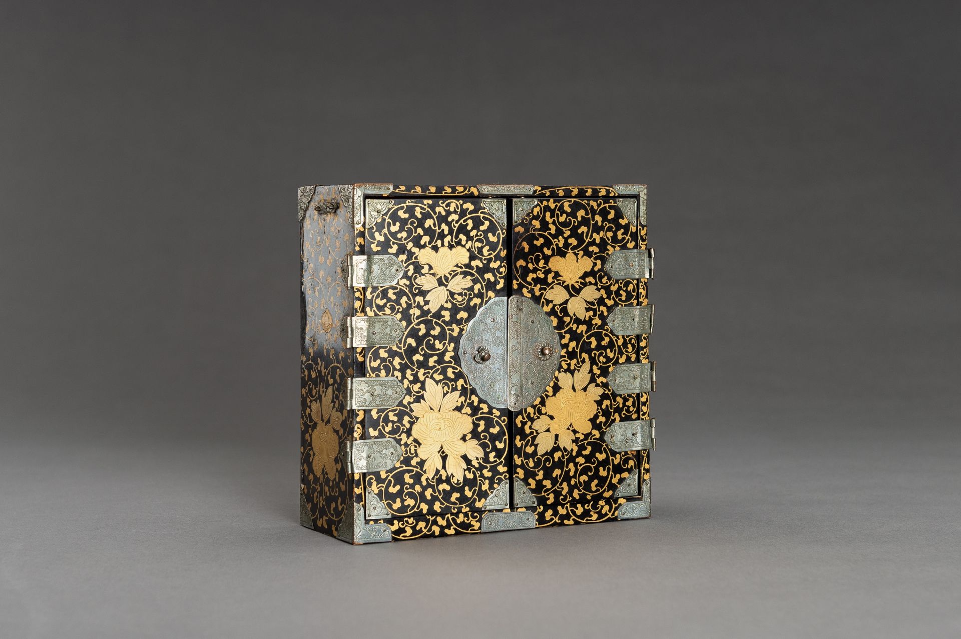 A BLACK AND GOLD LACQUER MINIATURE CABINET - Image 2 of 19