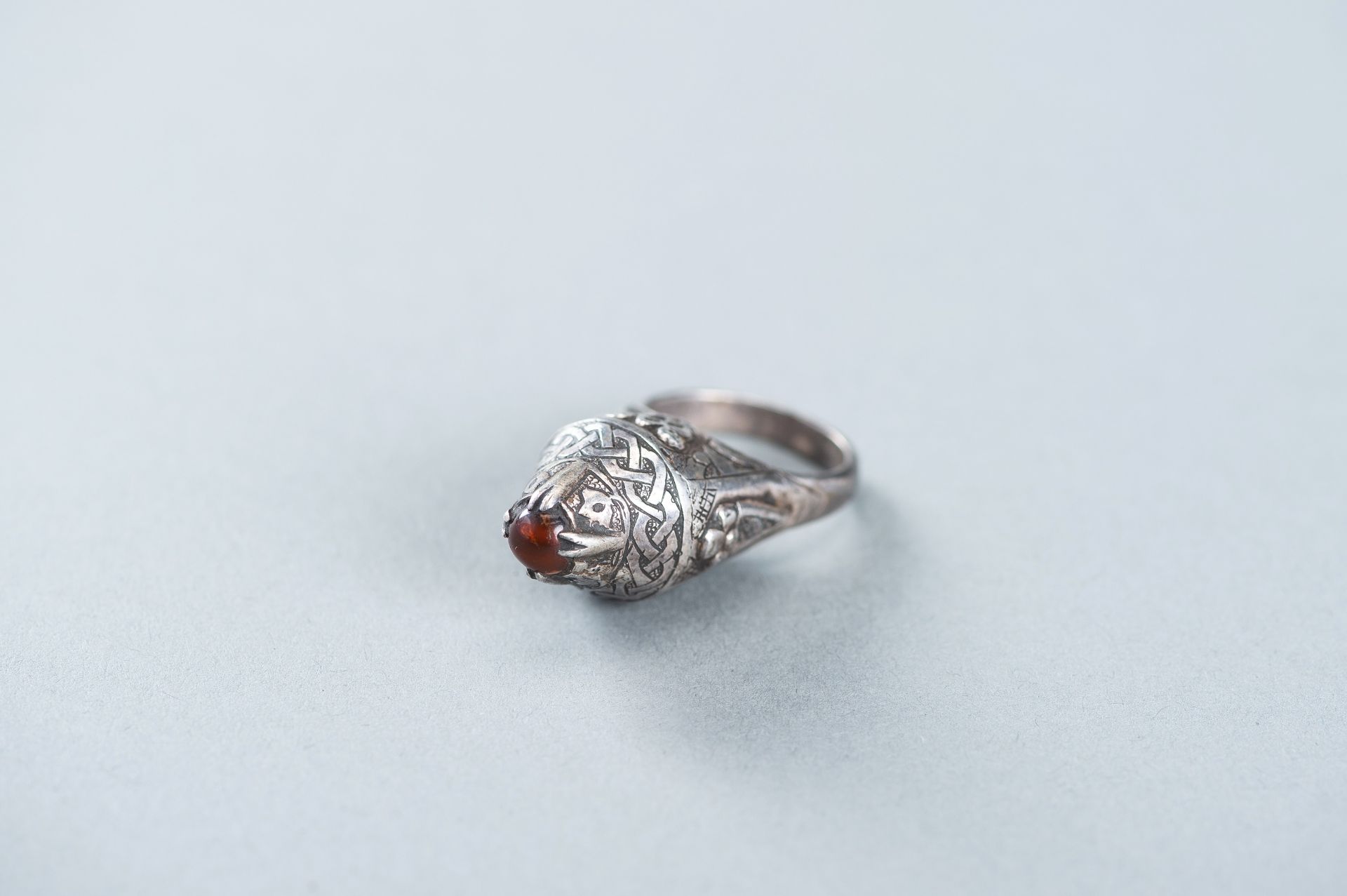 AN AGATE INSET PERSIAN SILVER RING - Image 6 of 10