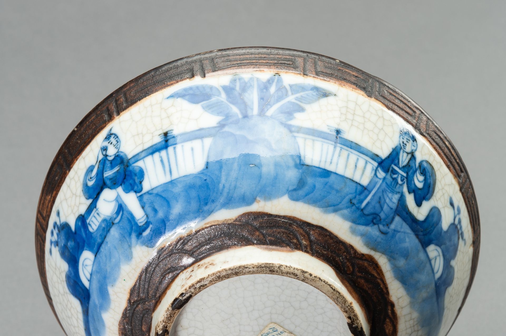 A MIXED LOT WITH THREE PORCELAIN BOWLS - Image 12 of 15