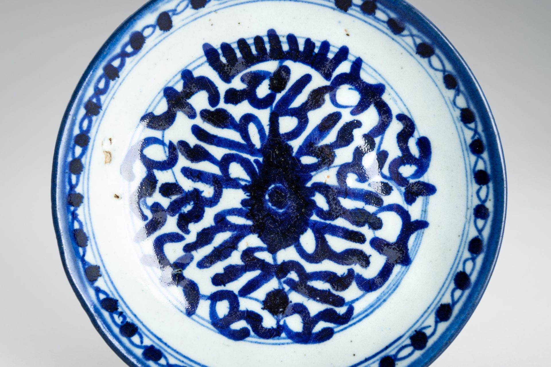 A LOT WITH THREE BLUE AND WHITE PORCELAIN DISHES, EDO - Image 9 of 17