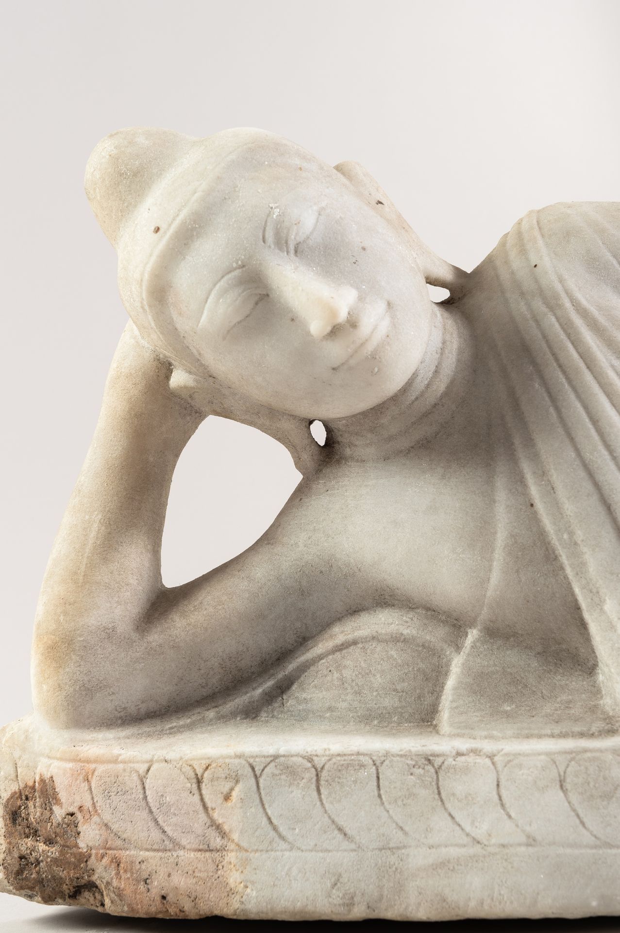 A LARGE MARBLE STATUE OF A RECUMBENT BUDDHA, c. 1920s - Bild 10 aus 14