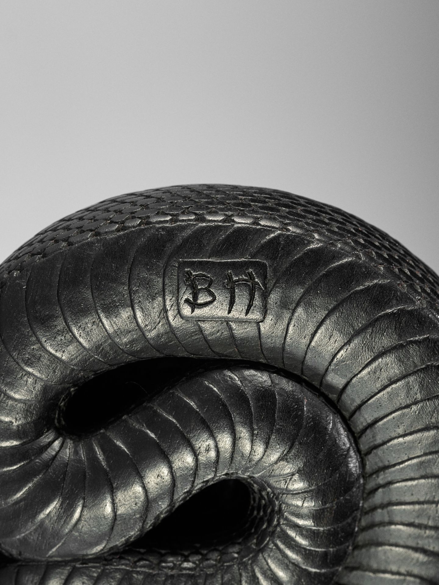 VADYM PYVOVAR: AN EBONY NETSUKE OF A COILED SNAKE AFTER MATSUDA SUKENAGA - Bild 12 aus 12