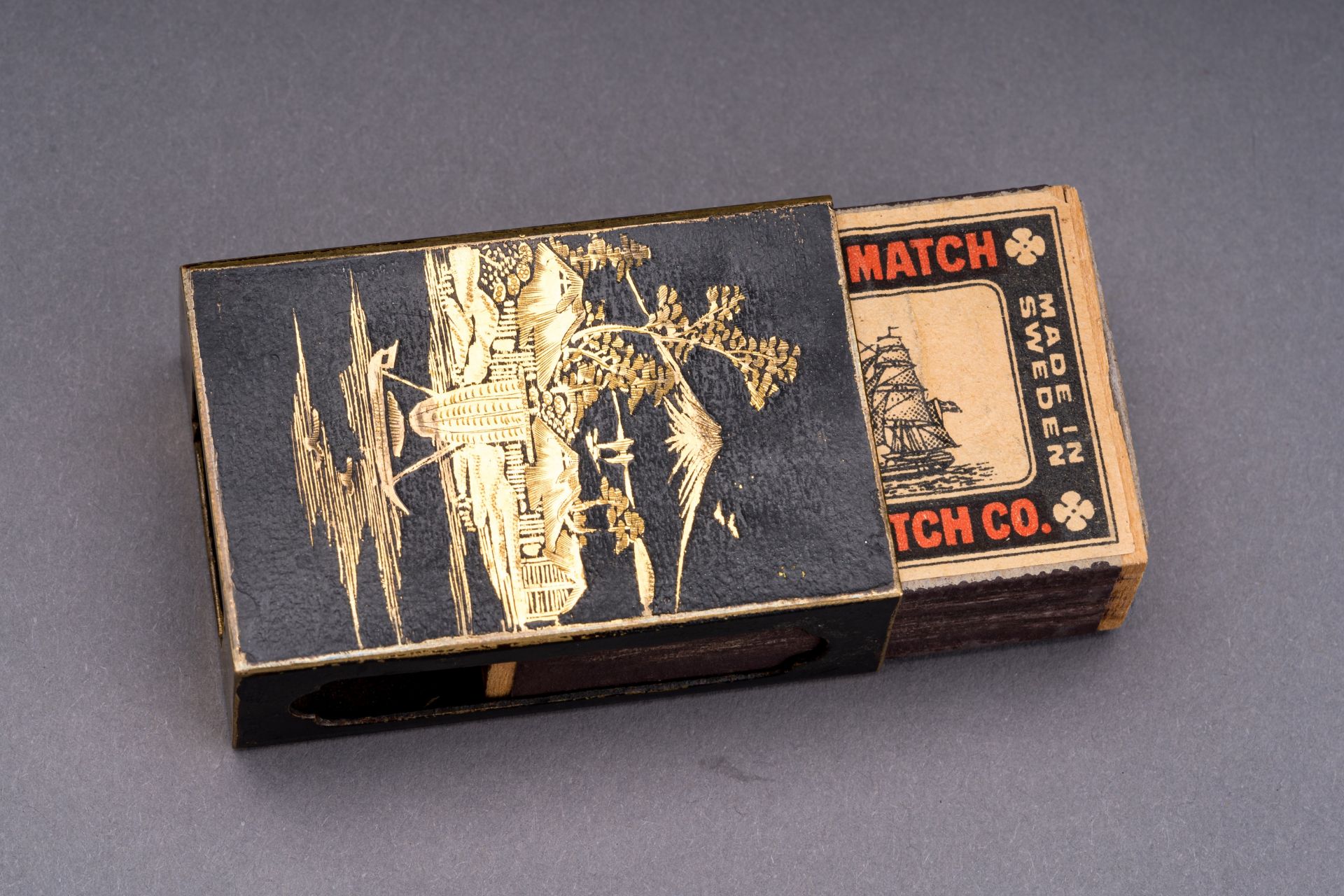 A GILT BRONZE MATCHBOX CASE DEPICTING MOUNT FUJI, MEIJI - Bild 2 aus 10