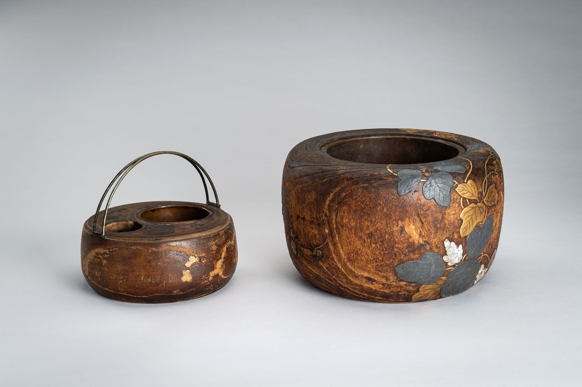 A LOT WITH TWO LACQUERED AND INLAID WOOD HIBACHI (BRAZIER), EDO - Image 8 of 18