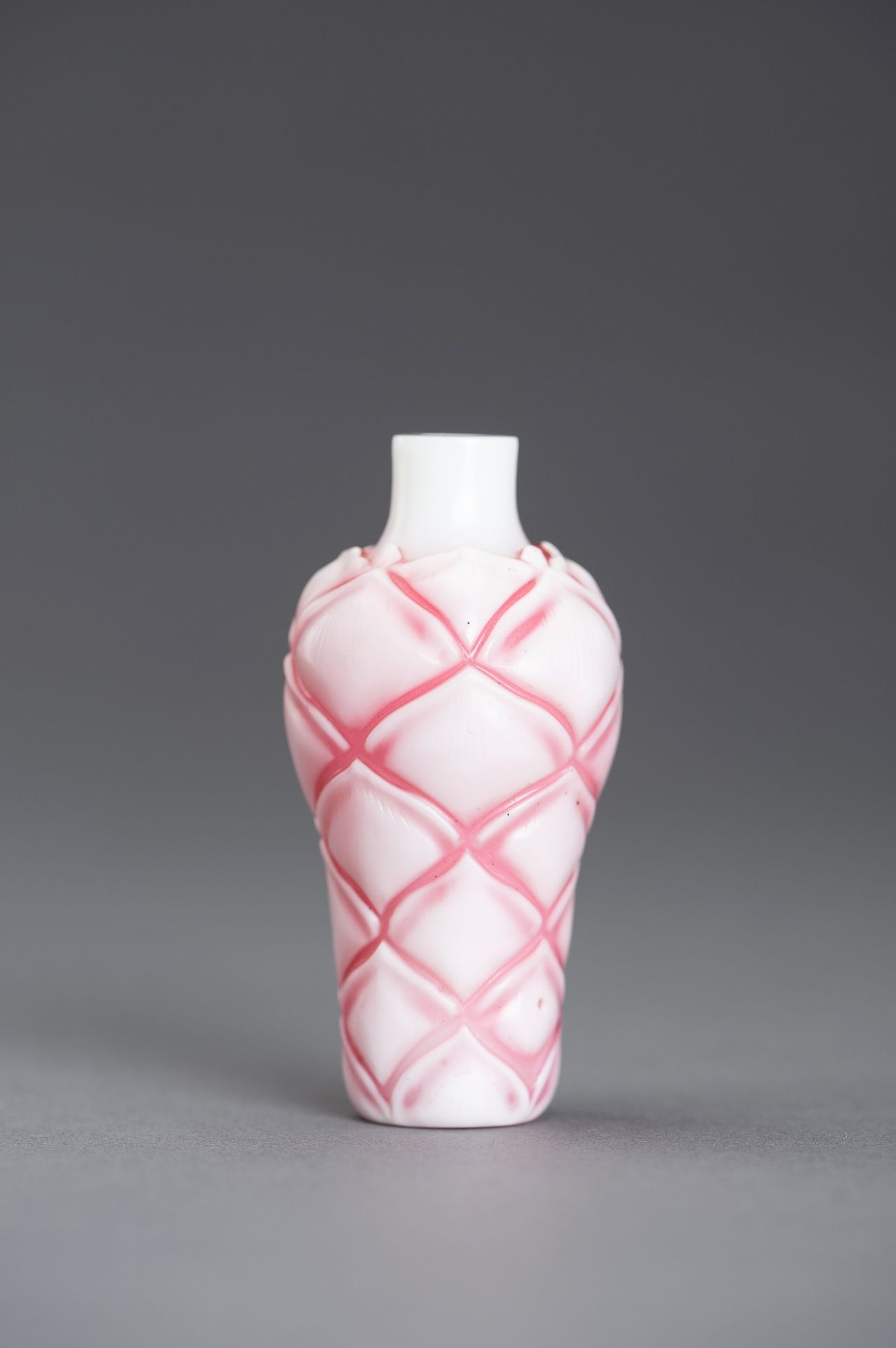 A SANDWICHED PINK GLASS 'LOTUS' SNUFF BOTTLE - Image 6 of 11