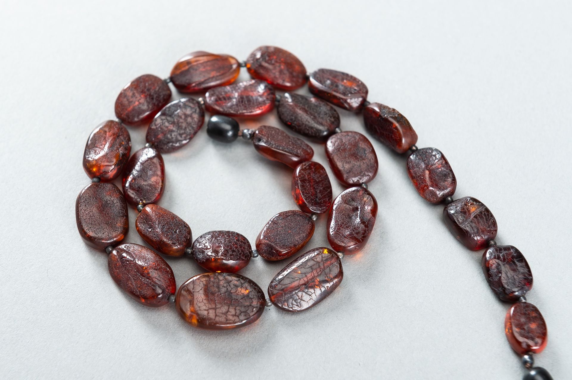 A FINE BURMESE AMBER NECKLACE - Bild 4 aus 8