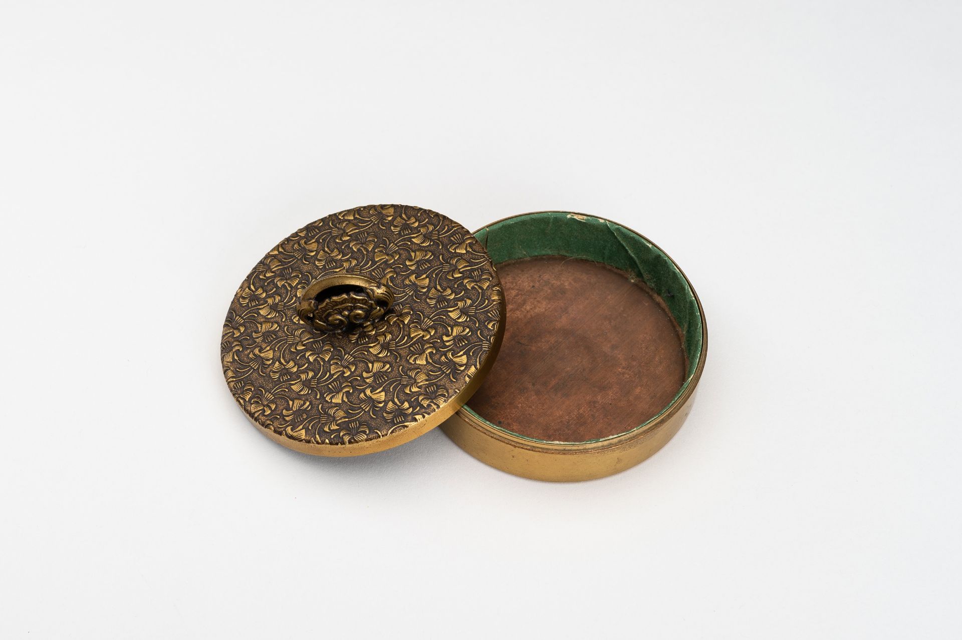 A CIRCULAR BRONZE BOX WITH COVER, MEIJI - Bild 8 aus 11