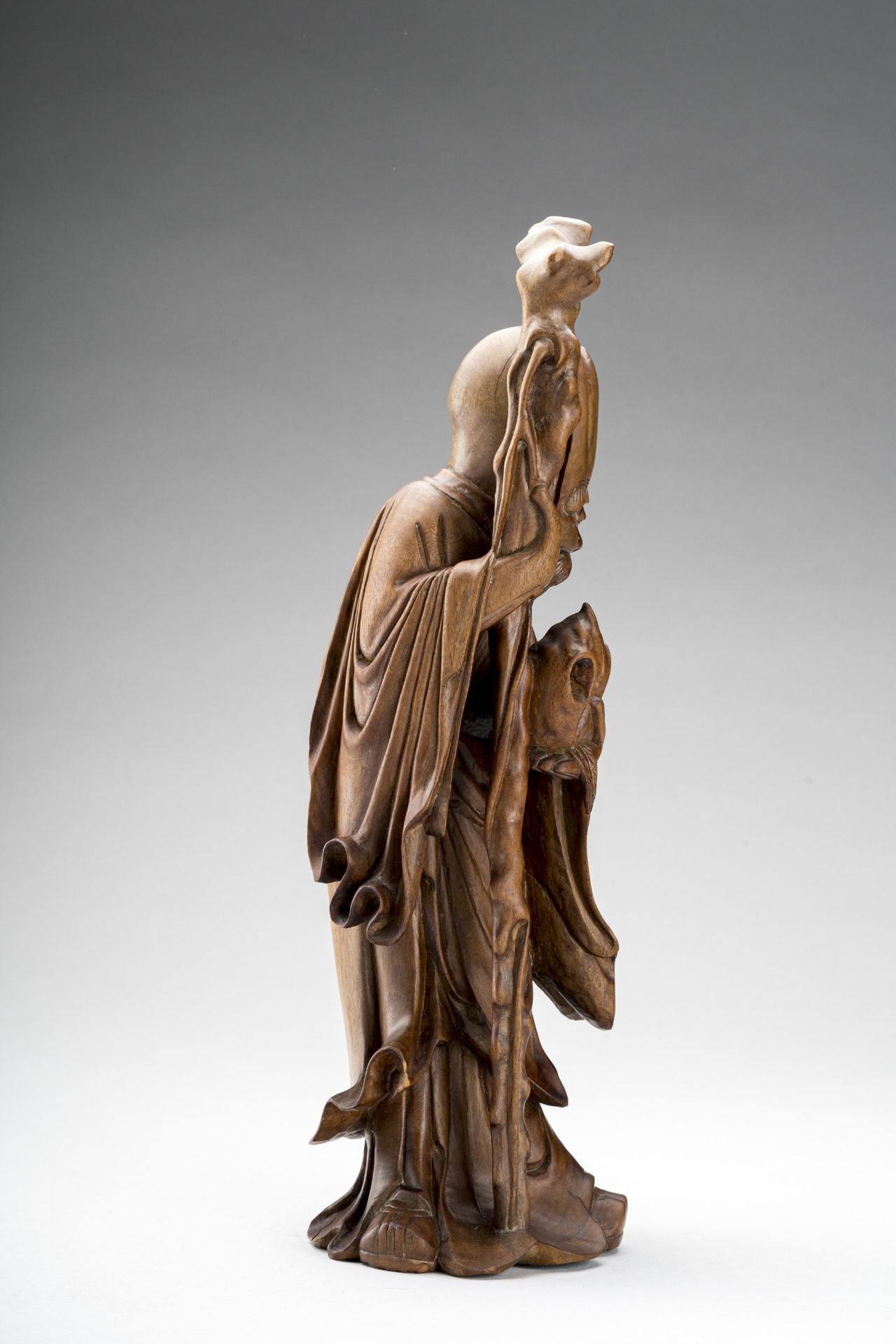 A CARVED WOOD FIGURE OF SHOULAO, c. 1900s - Image 5 of 9