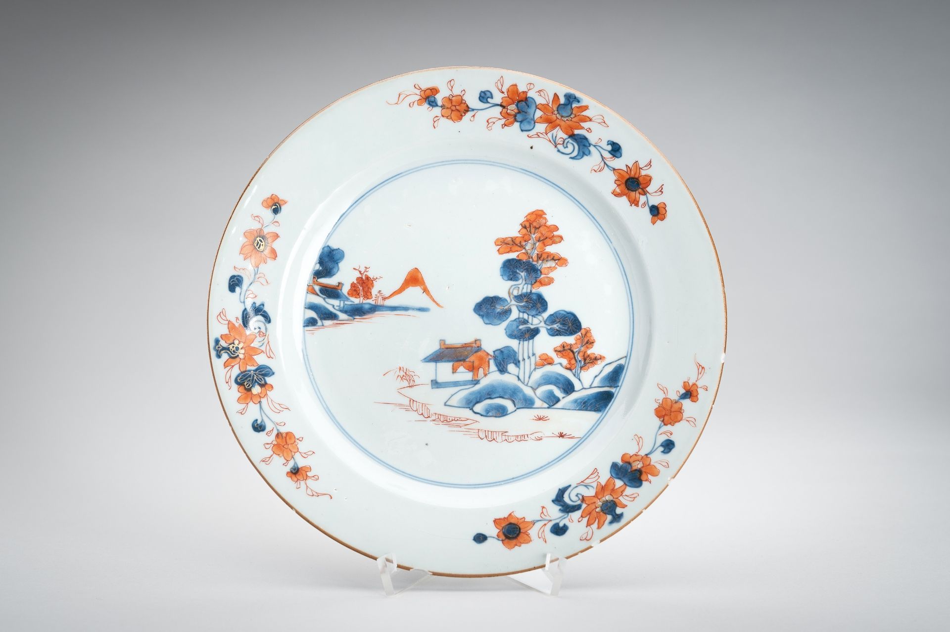A LOT WITH TWO IMARI PORCELAIN DISHES - Image 7 of 15