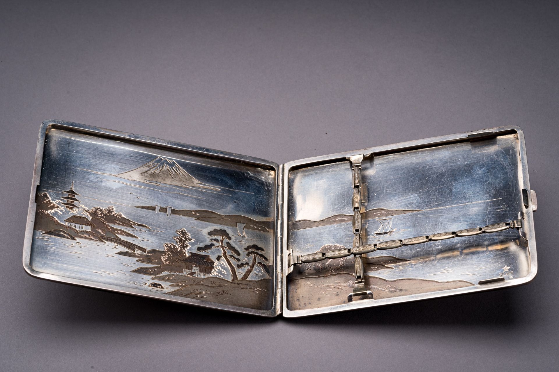 A SILVER CIGARETTE CASE DEPICTING MOUNT FUJI - Bild 2 aus 8