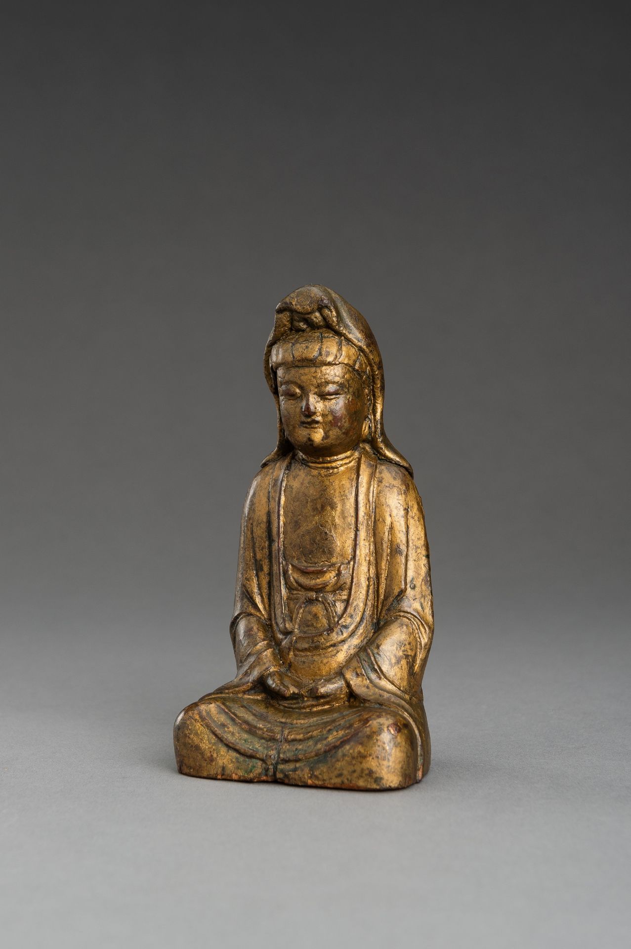 A GOLD LACQUERED WOOD FIGURE OF GUANYIN, 19th CENTURY - Bild 6 aus 9