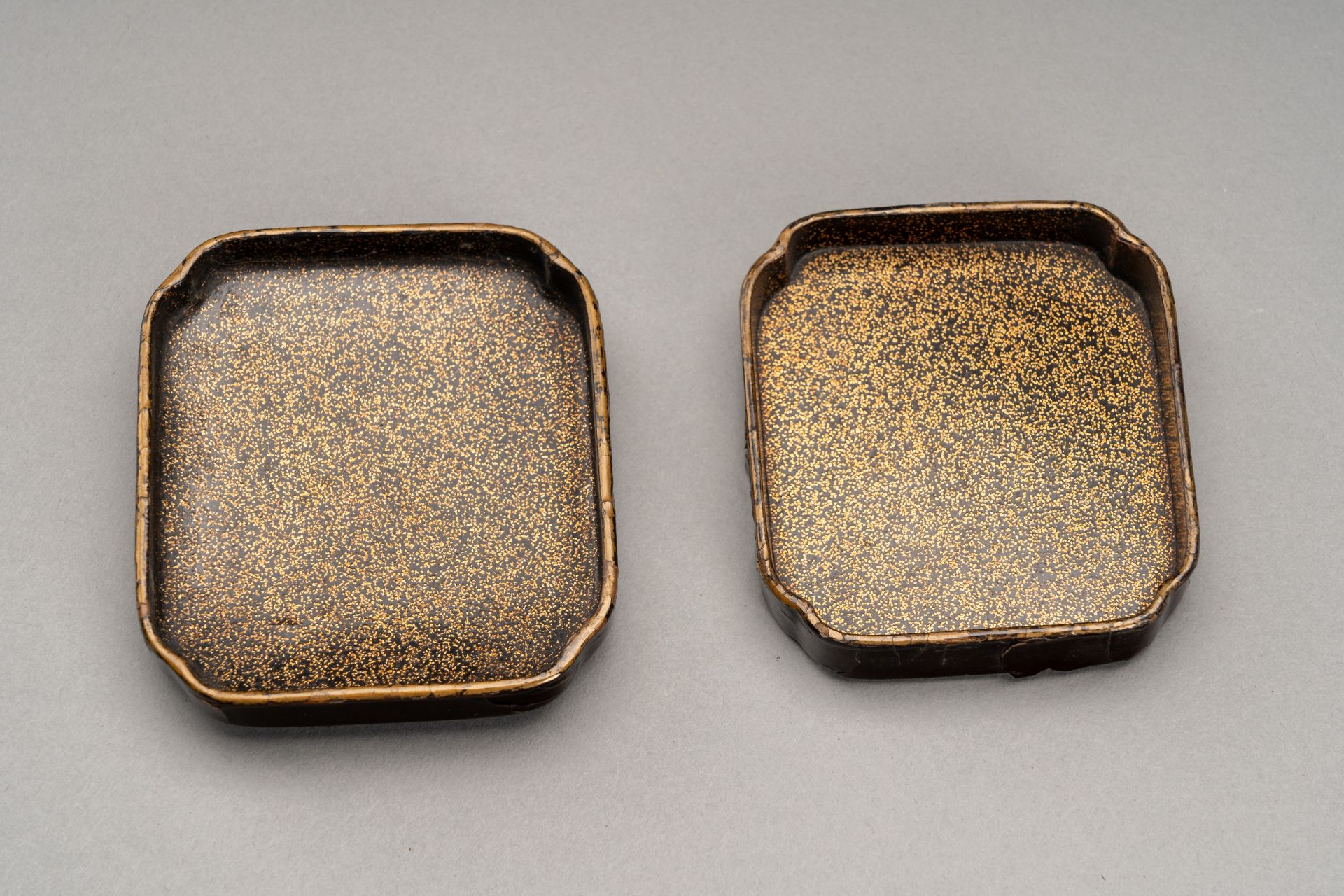 A LOT WITH A DRUM SHAPED LACQUERED SAKE SET AND A LACQUER BOX, 19th CENTURY - Bild 4 aus 12