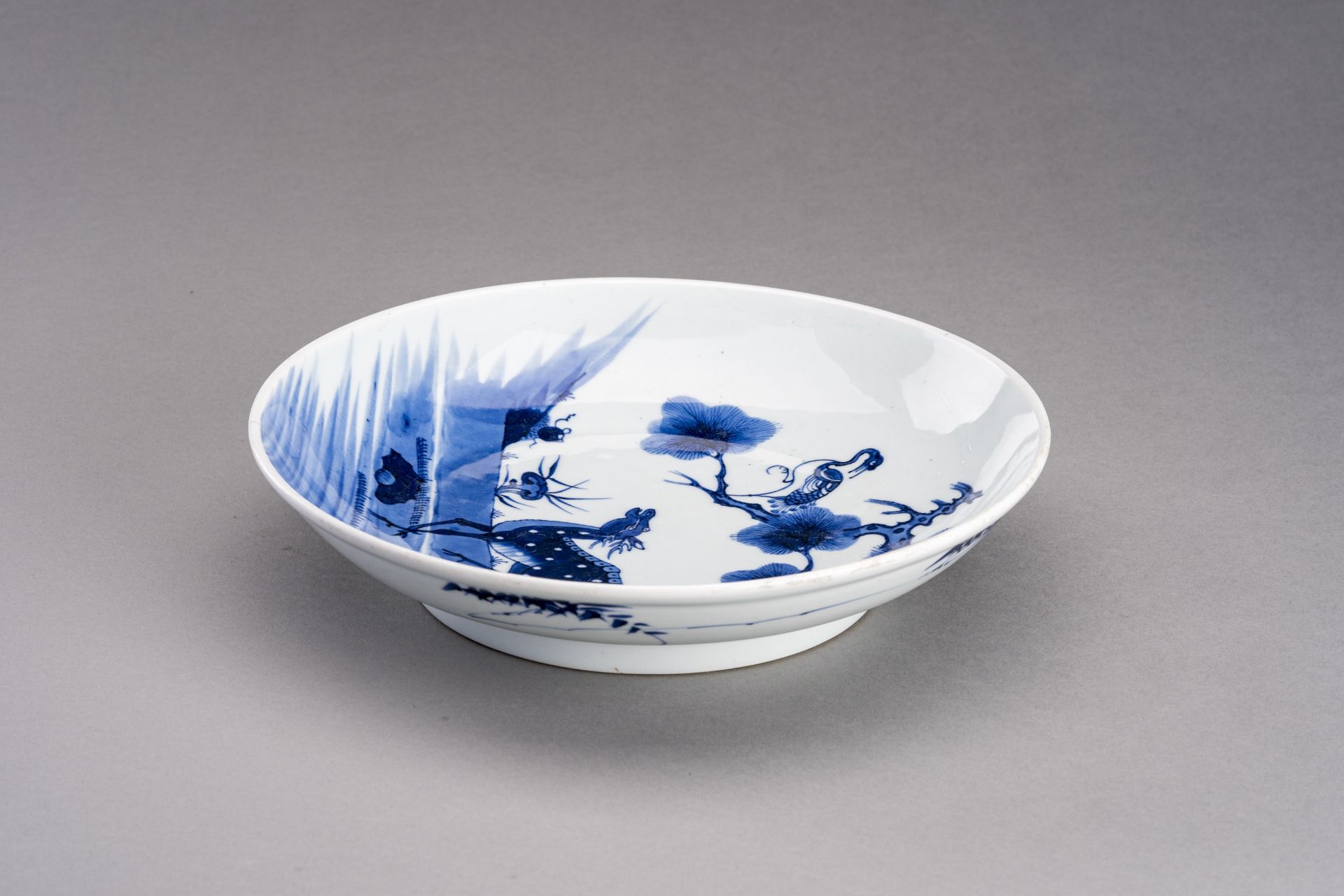 A BLUE AND WHITE 'DEER AND CRANE' PORCELAIN DISH, QING DYNASTY - Image 2 of 7