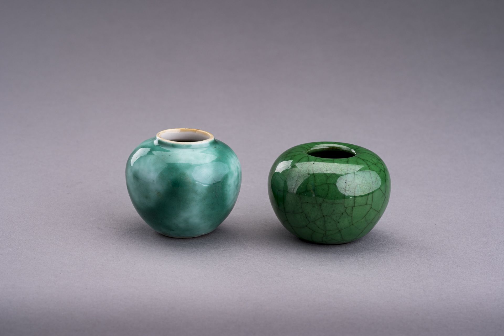 TWO MINIATURE GREEN GLAZED PORCELAIN POTS, c. 1920s - Bild 2 aus 6