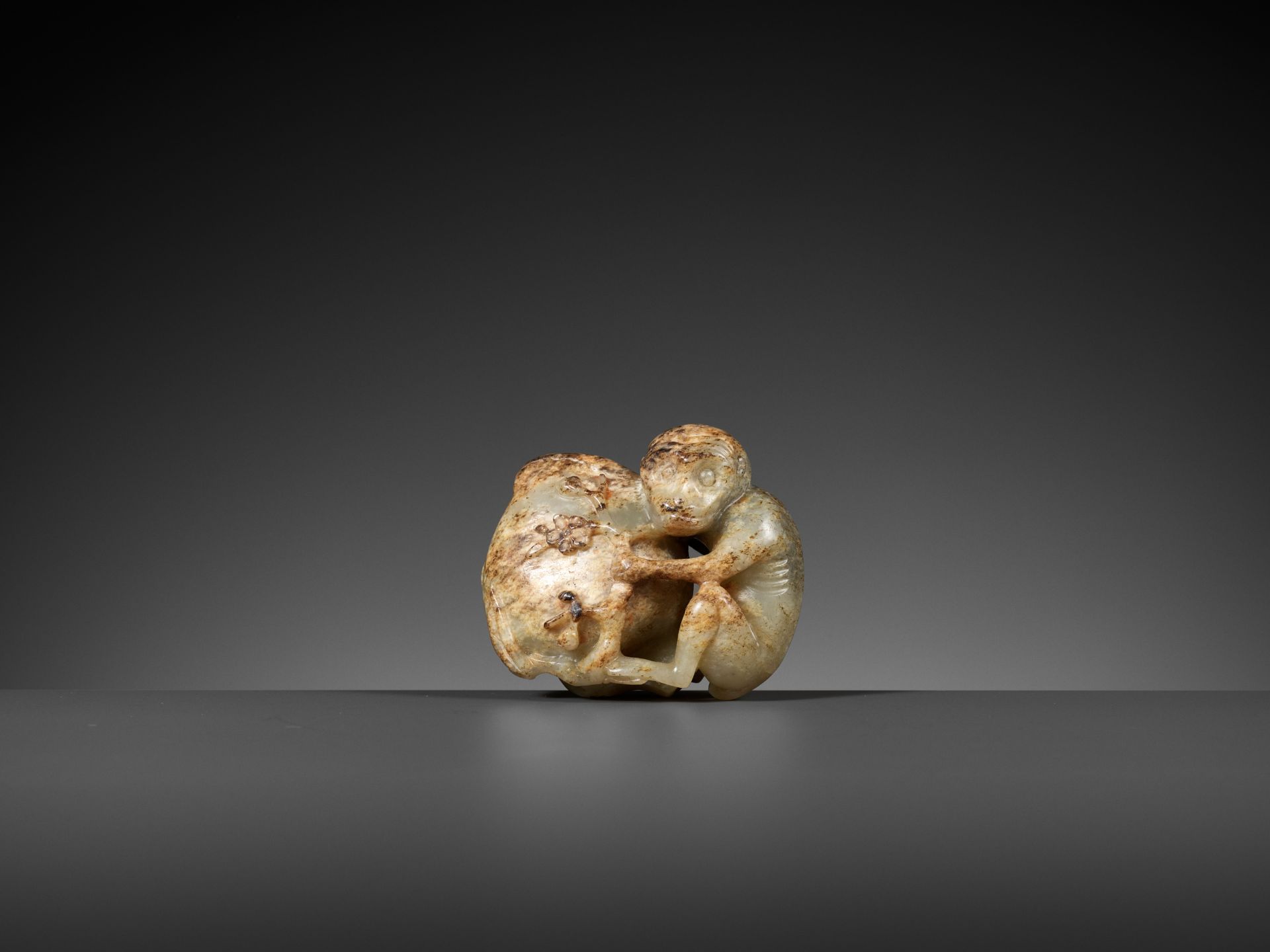 A MOTTLED PALE CELADON JADE 'MONKEY AND PEACH' FIGURE, 17TH - 18TH CENTURY - Image 9 of 10