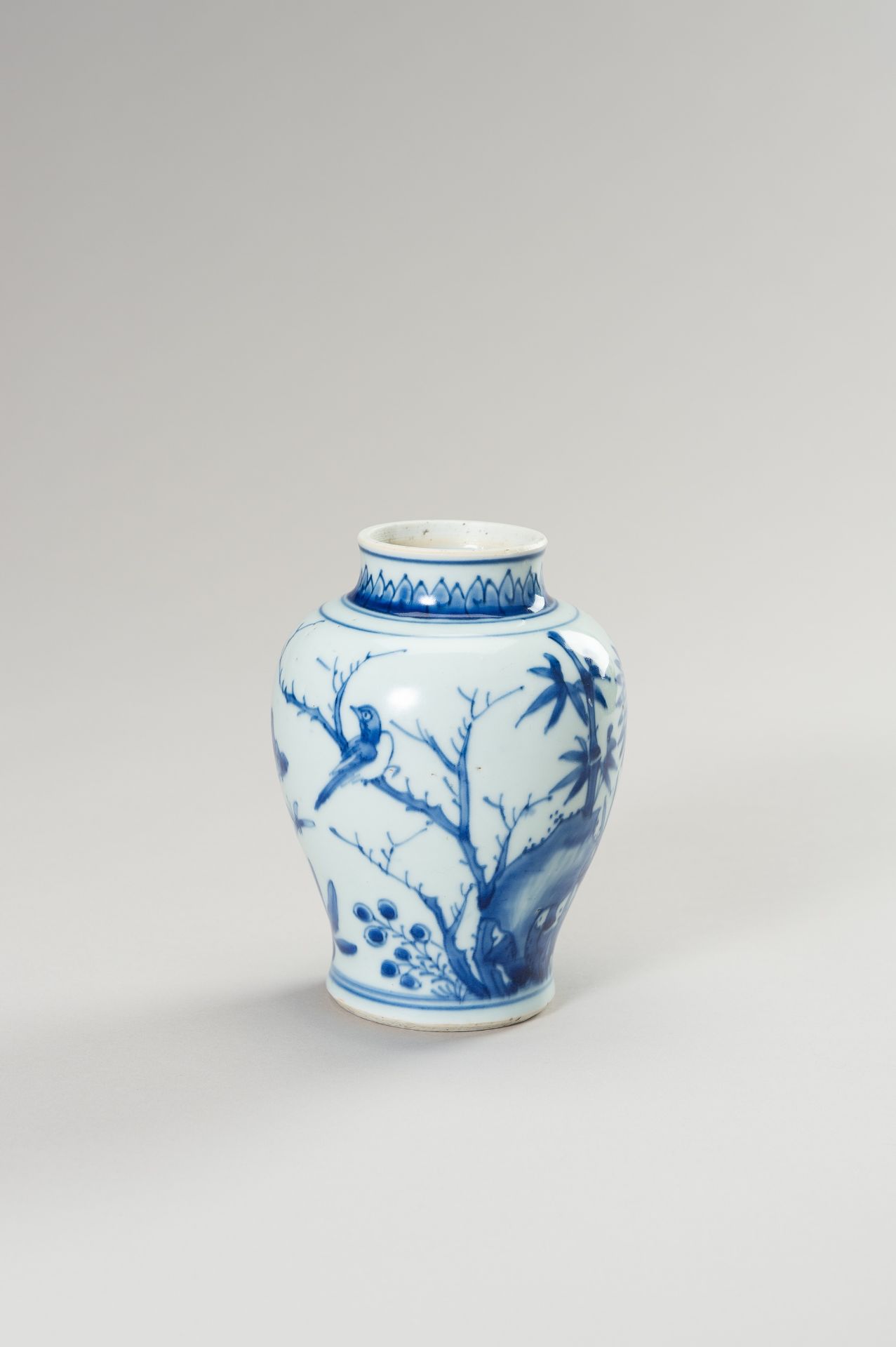 A BLUE AND WHITE PORCELAIN BALUSTER VASE - Image 6 of 10