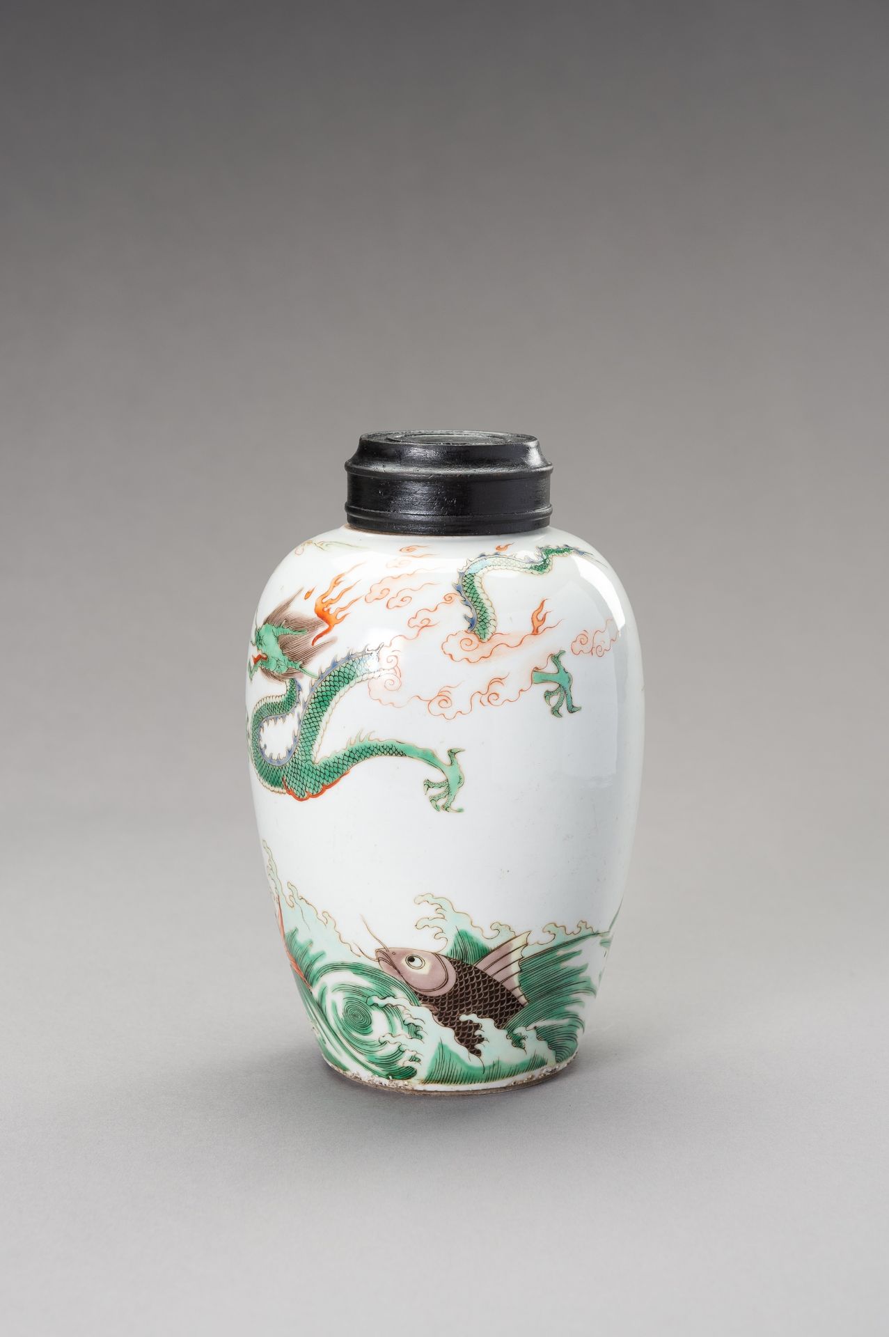 A FAMILLE VERTE 'DRAGON AND CARP' JAR, LATE QING DYNASTY - Image 6 of 12