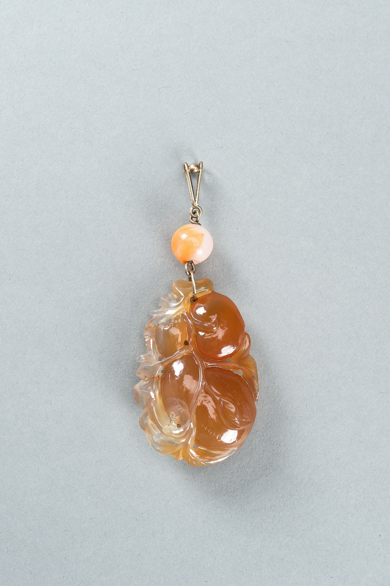 AN AGATE `GROURD AND FLOWERS` PENDANT, 1920s - Image 2 of 10