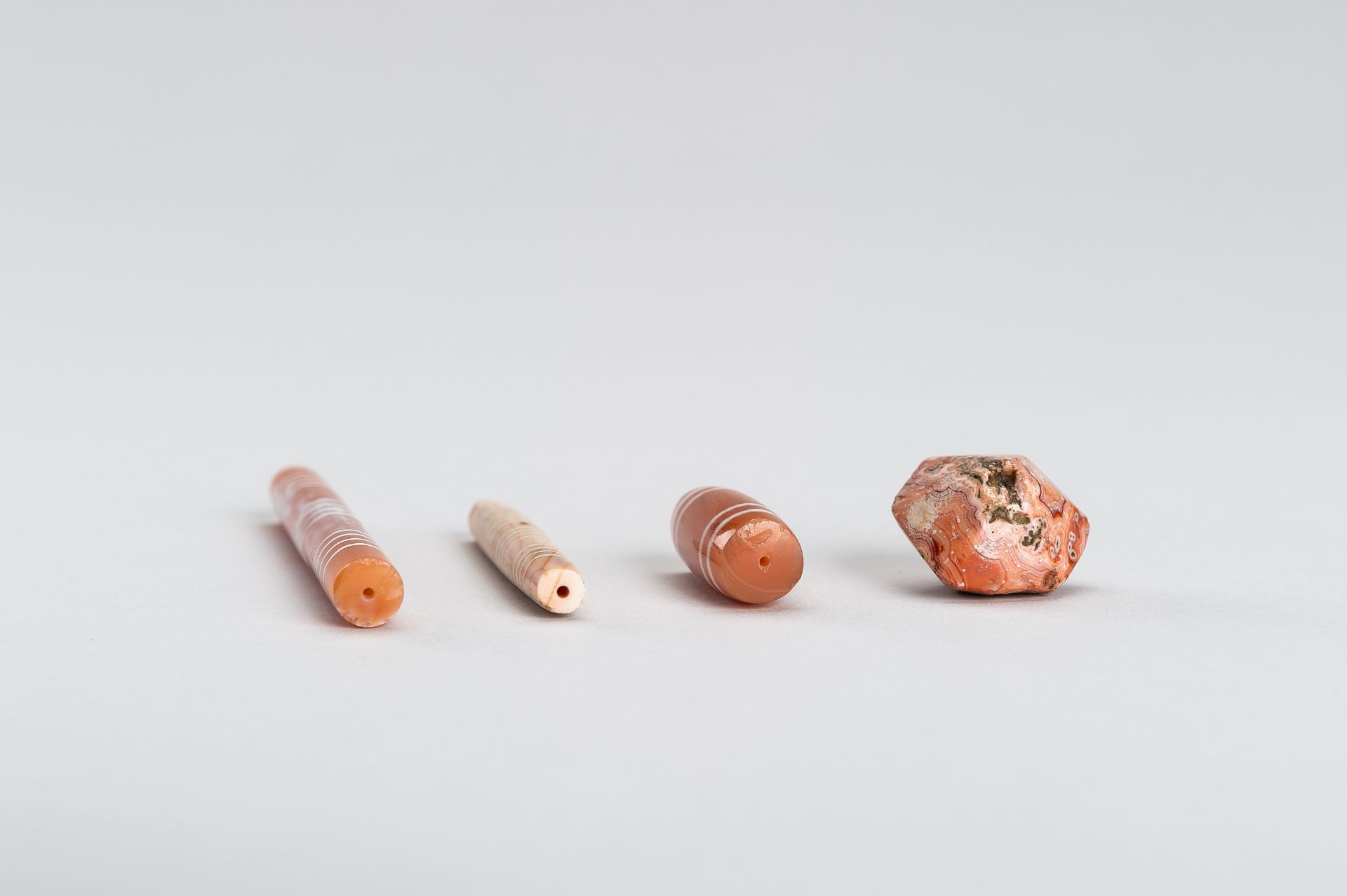 A GROUP OF FOUR ETCHED PYU CARNELIAN BEADS - Bild 8 aus 9