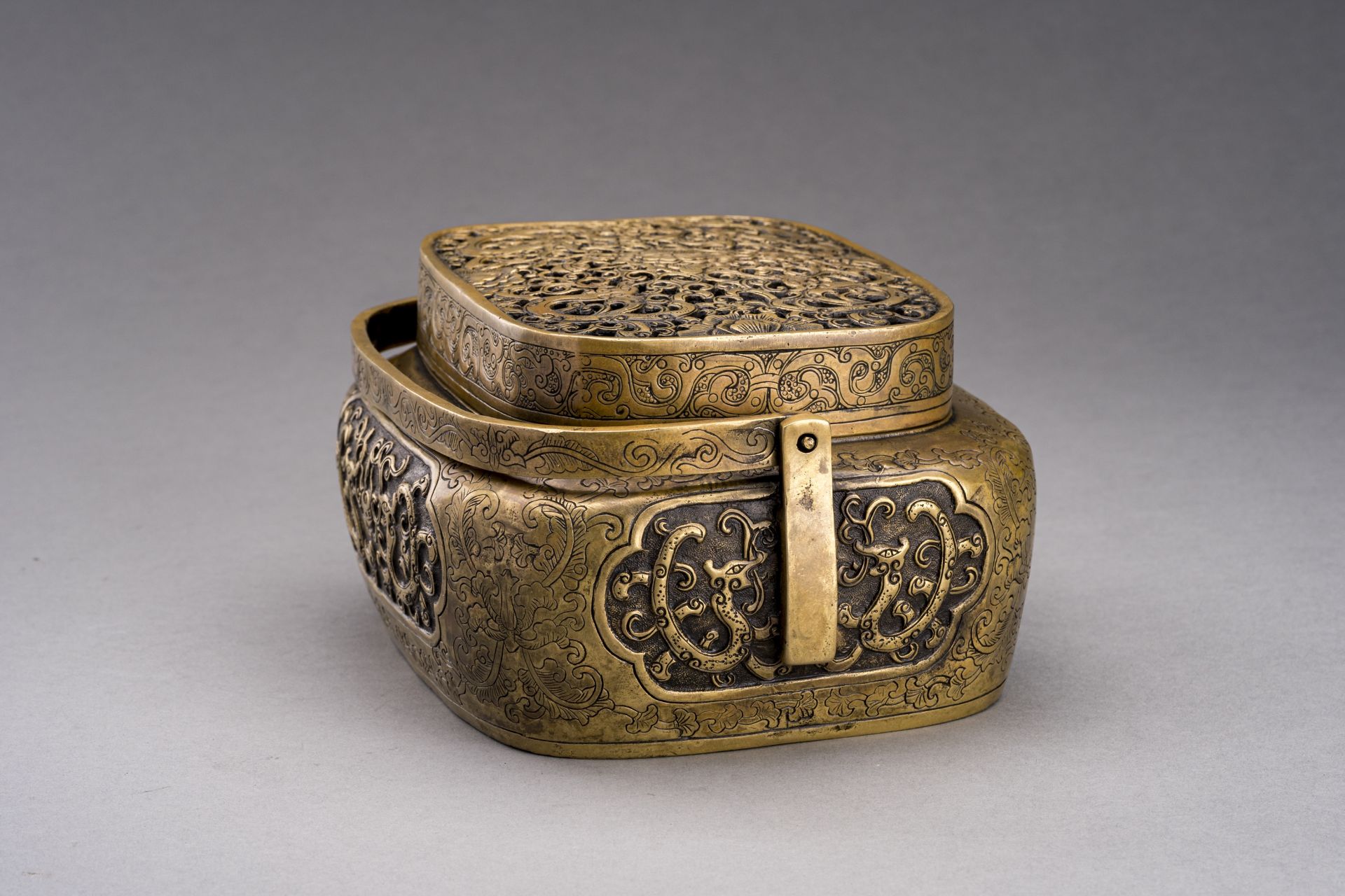 A BRONZE 'DRAGON' HANDWARMER WITH OPENWORK COVER, 1900s - Bild 6 aus 10