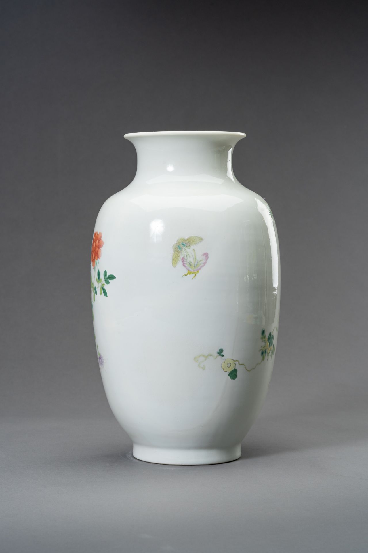 A FAMILLE ROSE 'BIRDS AND FLOWERS' OVOID VASE, HONGXIAN MARK, REPUBLIC - Bild 7 aus 11