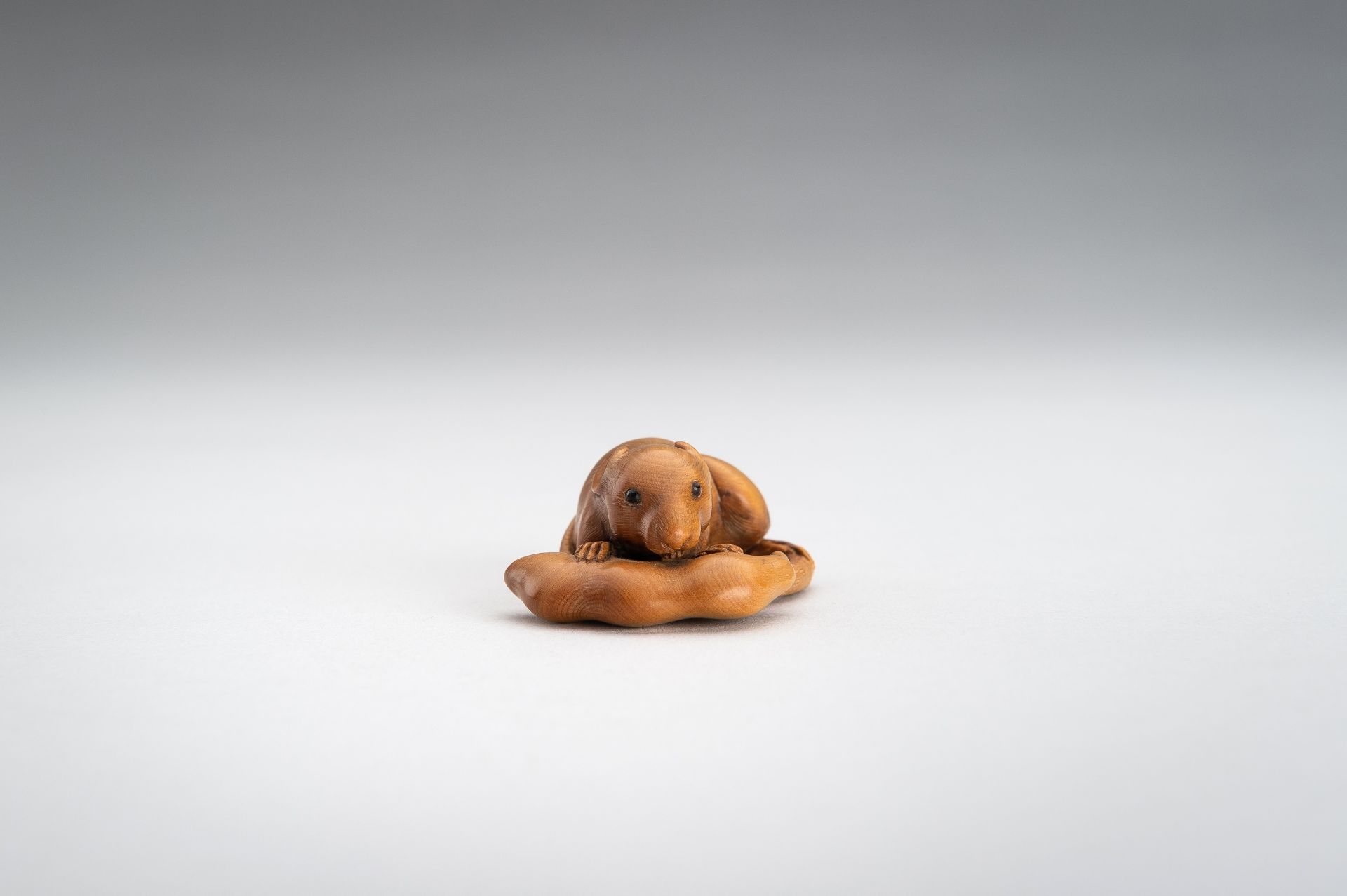 A WOOD NETSUKE OF A RAT WITH EDAMAME BEAN POD - Image 6 of 12