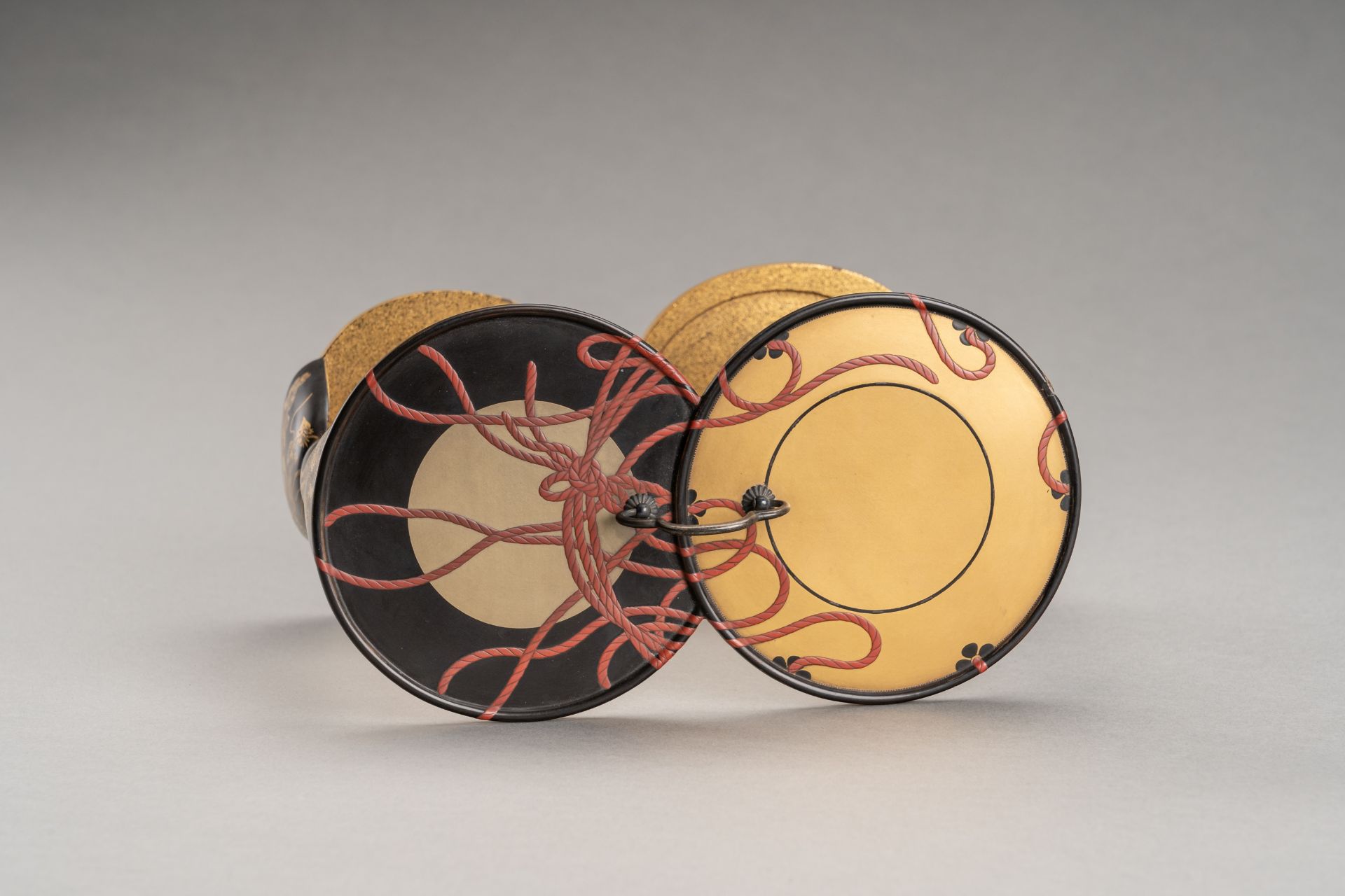 A LOT WITH A DRUM SHAPED LACQUERED SAKE SET AND A LACQUER BOX, 19th CENTURY - Image 11 of 12