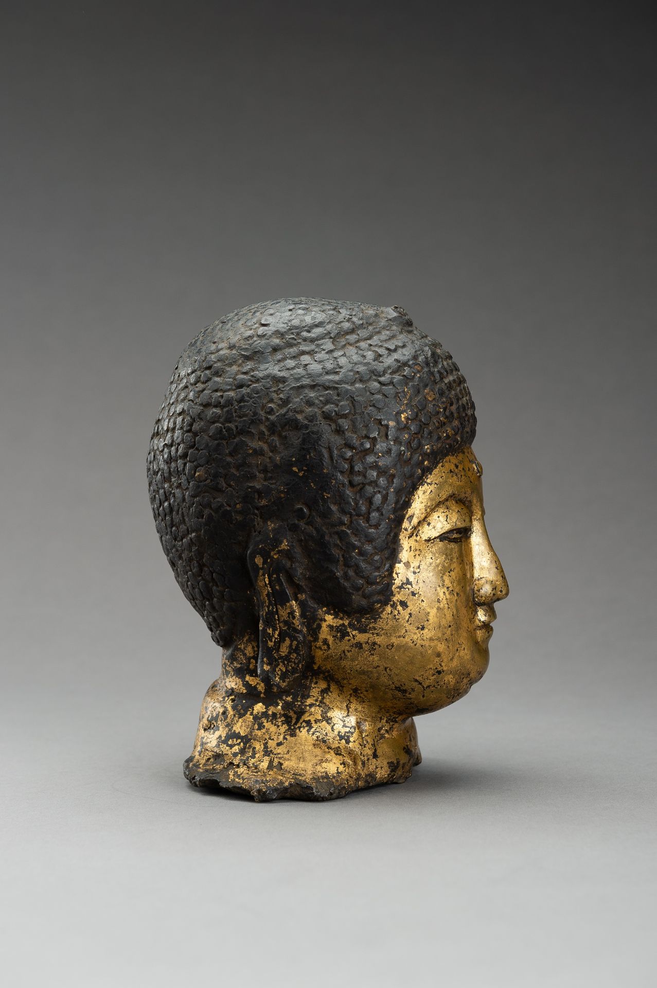 A GILT BRONZE HEAD OF BUDDHA - Image 6 of 12