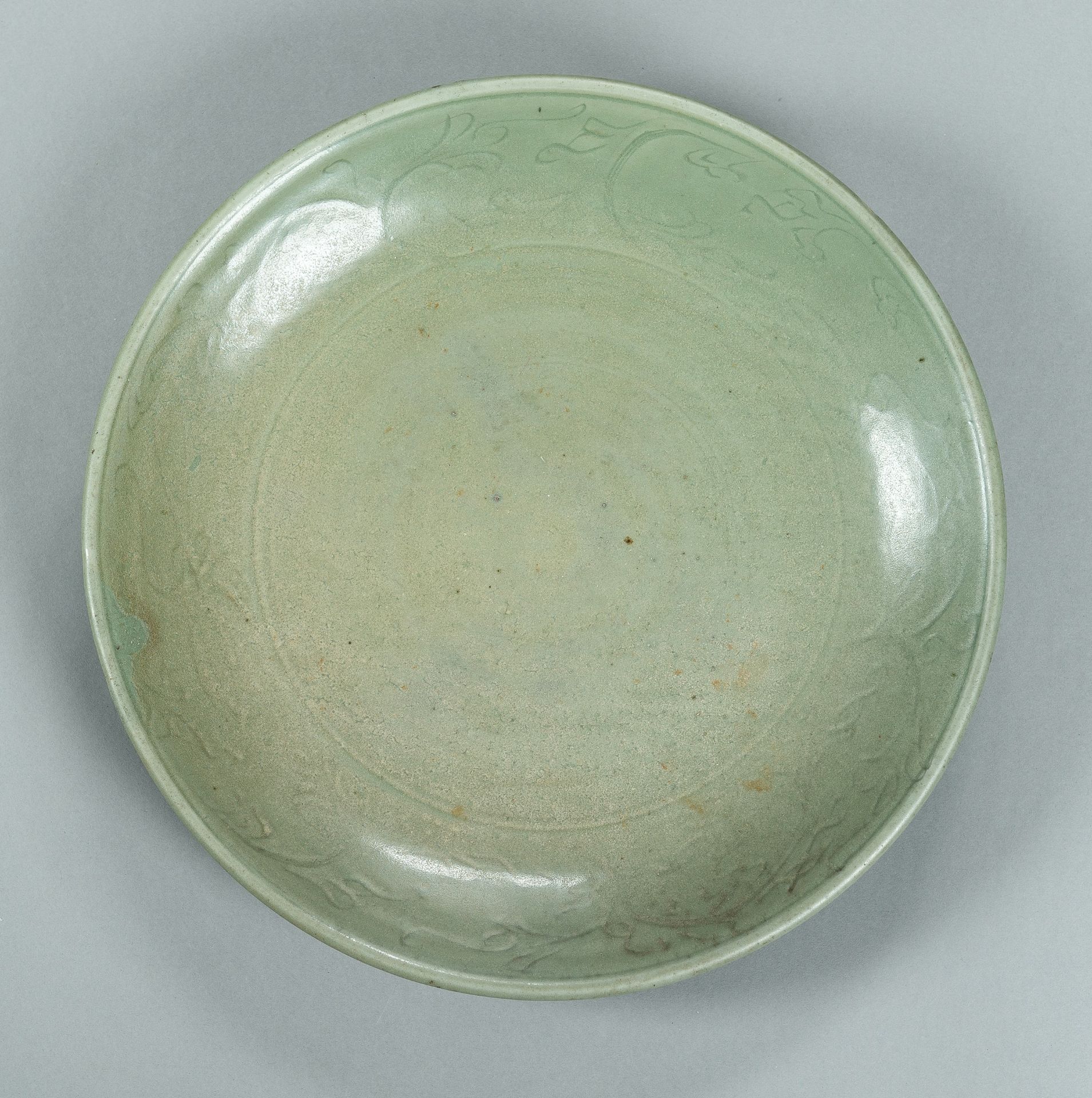 A MASSIVE LONGQUAN CELADON GLAZED PORCELAIN CHARGER, MING DYNASTY