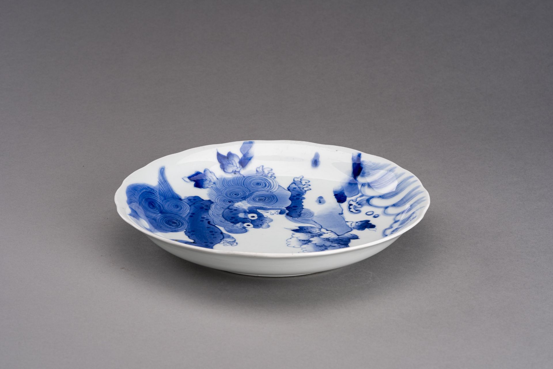 A BLUE AND WHITE IMARI PORCELAIN DISH 'SHISHI', EDO - Image 7 of 8