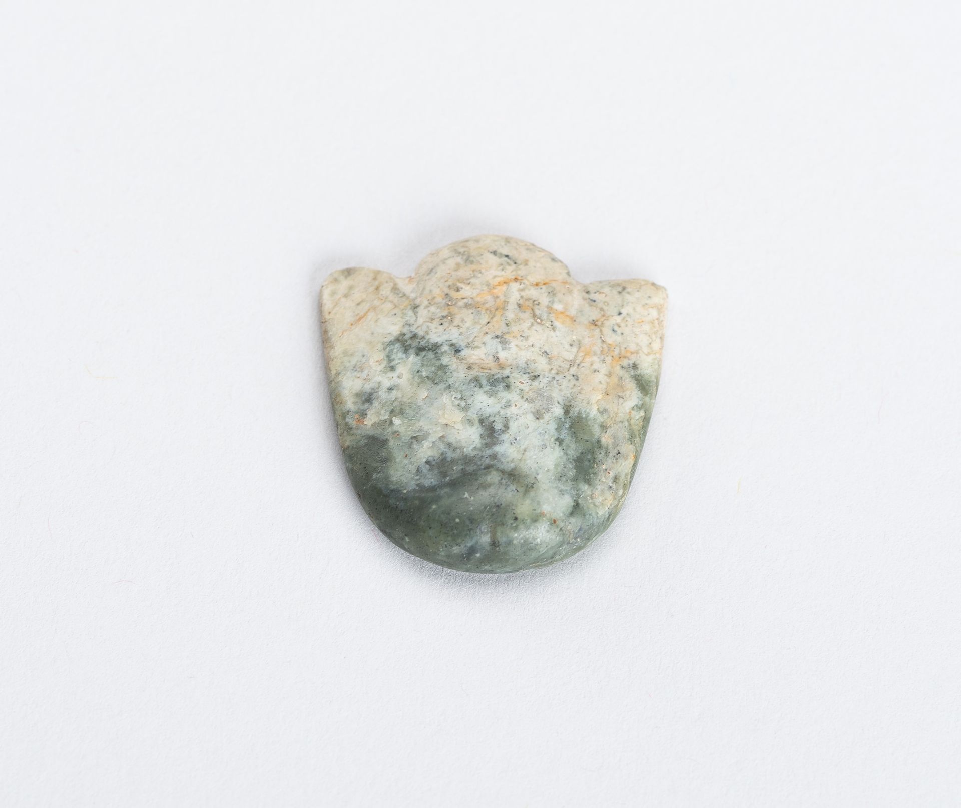 AN ARCHAISTIC HONGSHAN STYLE JADE 'BIRD' PENDANT