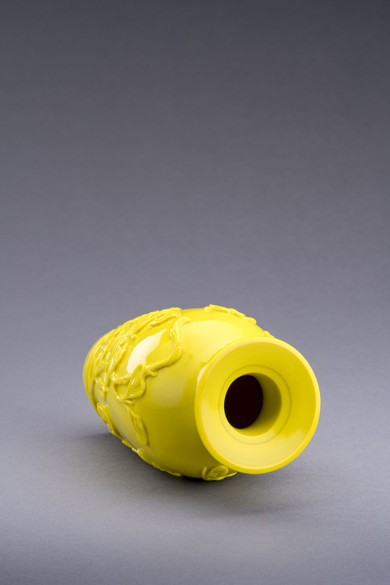 A BRIGHT YELLOW PEKING GLASS 'FLOWERS' VASE, REPUBLIC PERIOD - Image 6 of 7