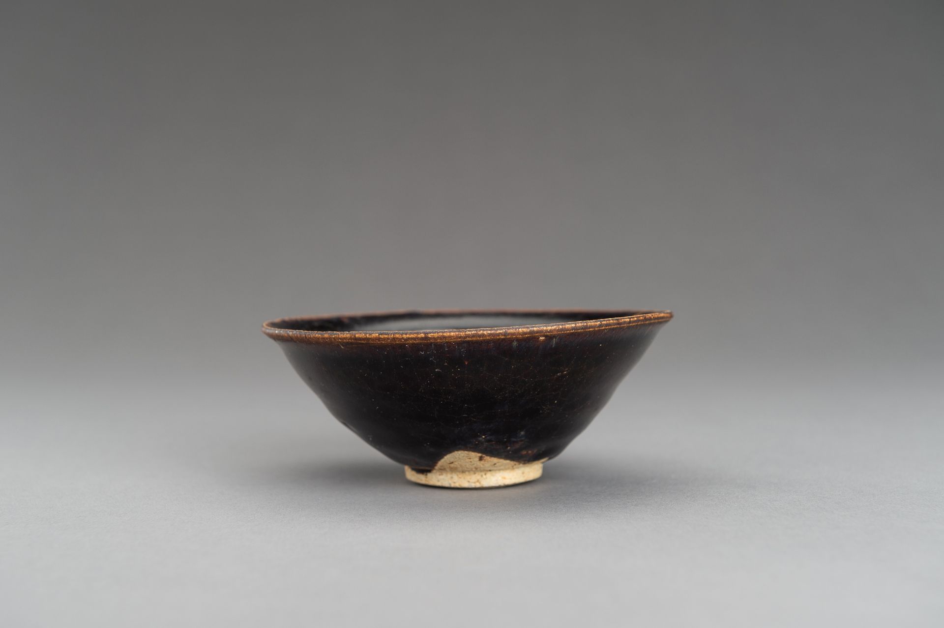 A SMALL JIN-STYLE CIZHOU-TYPE CERAMIC BOWL - Image 5 of 10