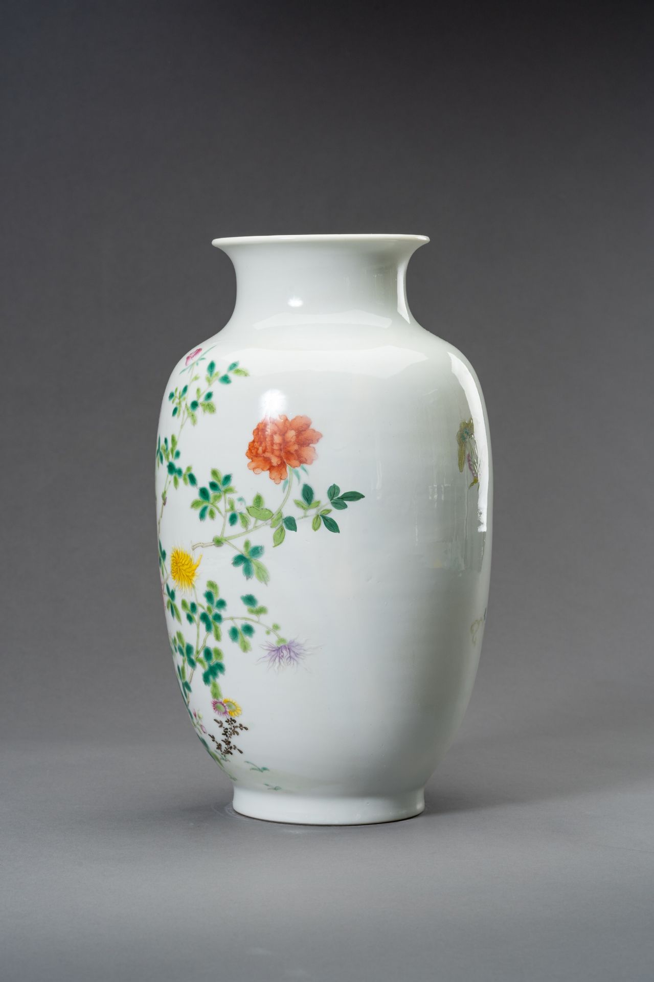 A FAMILLE ROSE 'BIRDS AND FLOWERS' OVOID VASE, HONGXIAN MARK, REPUBLIC - Bild 8 aus 11