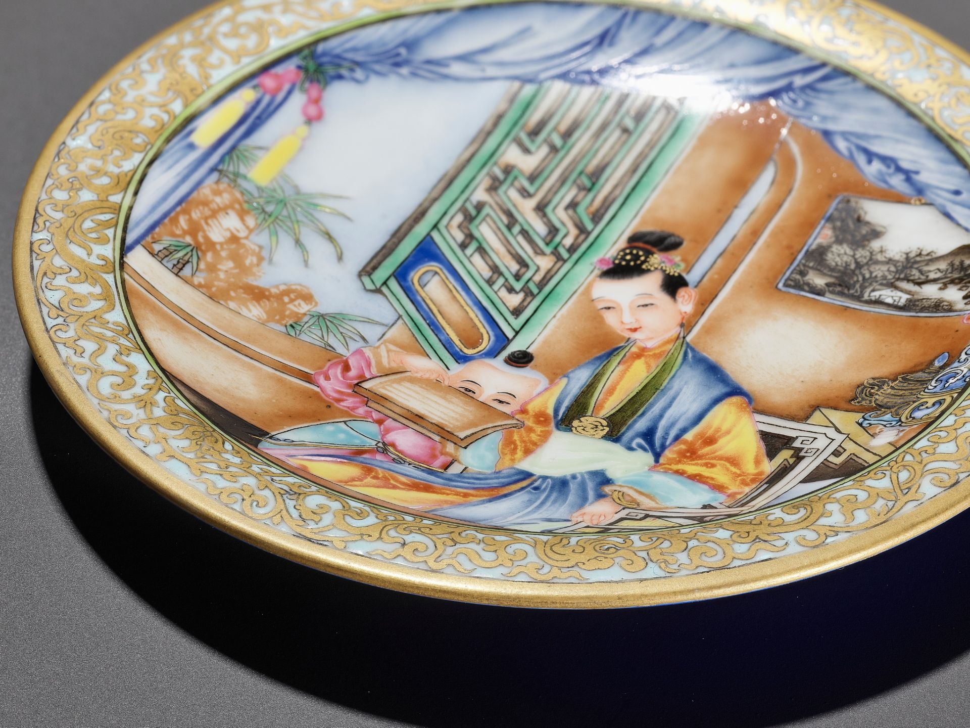 A GILT-DECORATED FAMILLE ROSE DISH - Image 3 of 8