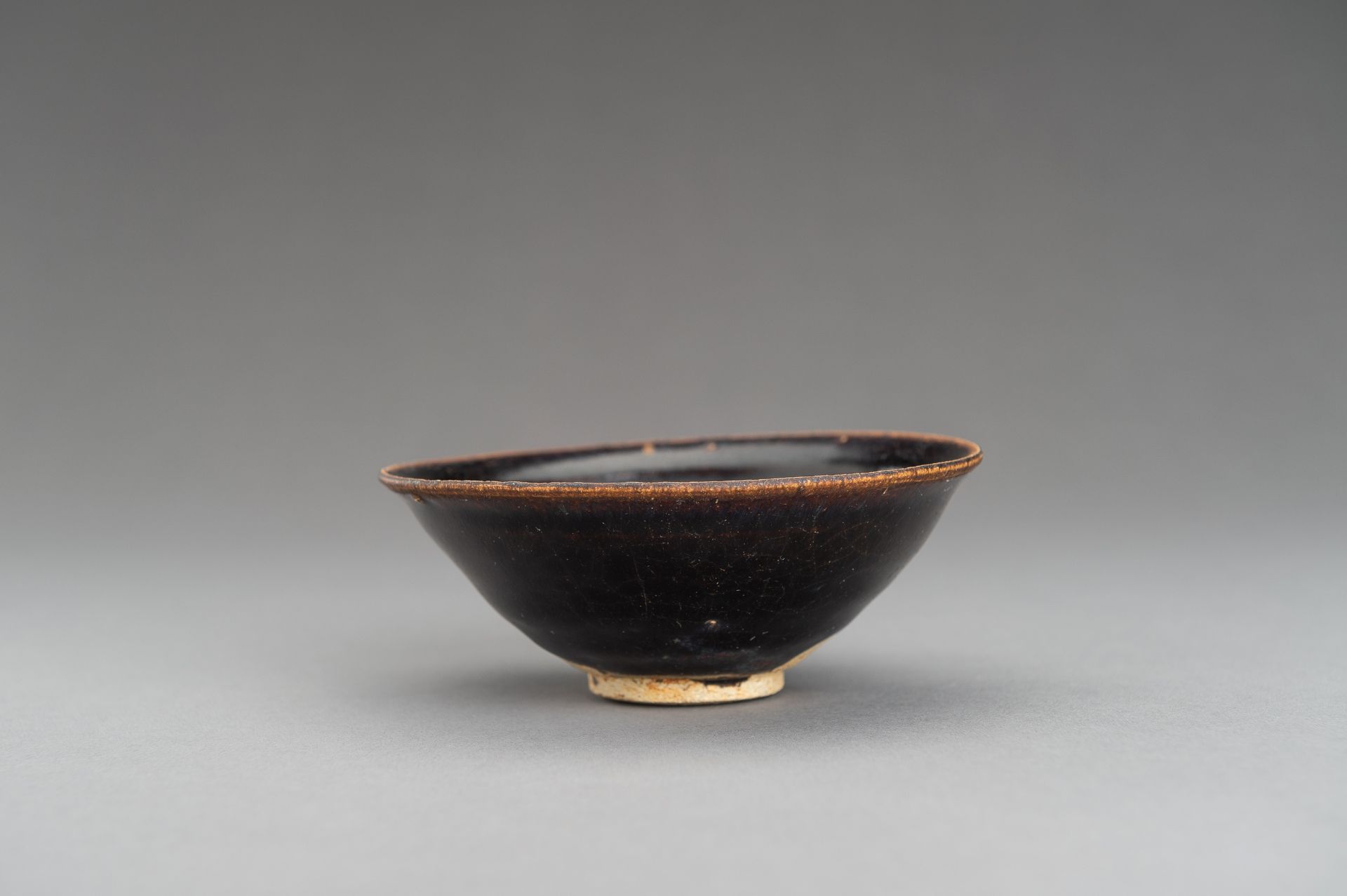 A SMALL JIN-STYLE CIZHOU-TYPE CERAMIC BOWL - Image 3 of 10