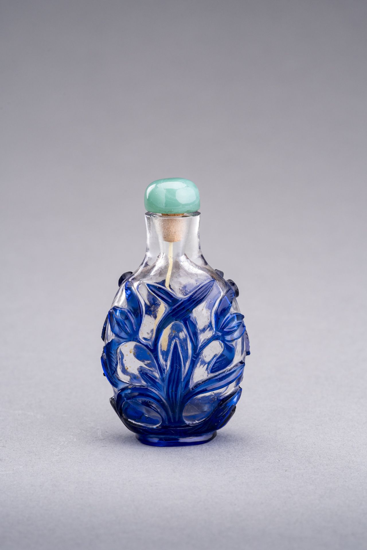 A SAPPHIRE-BLUE OVERLAY GLASS SNUFF BOTTLE, QING DYNASTY - Image 3 of 6