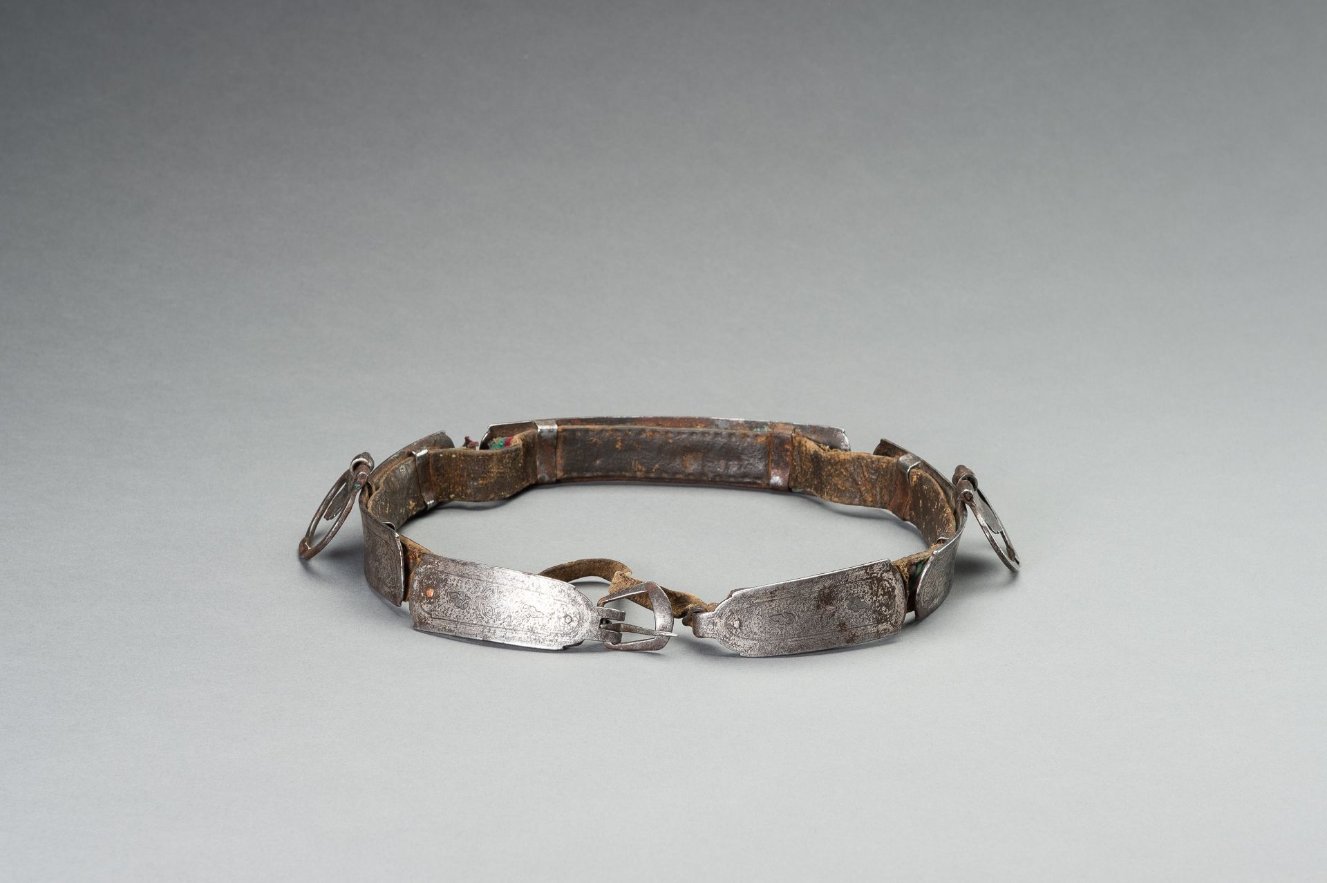 A SILVER DAMASCENED IRON BELT, QING DYNASTY - Image 11 of 11