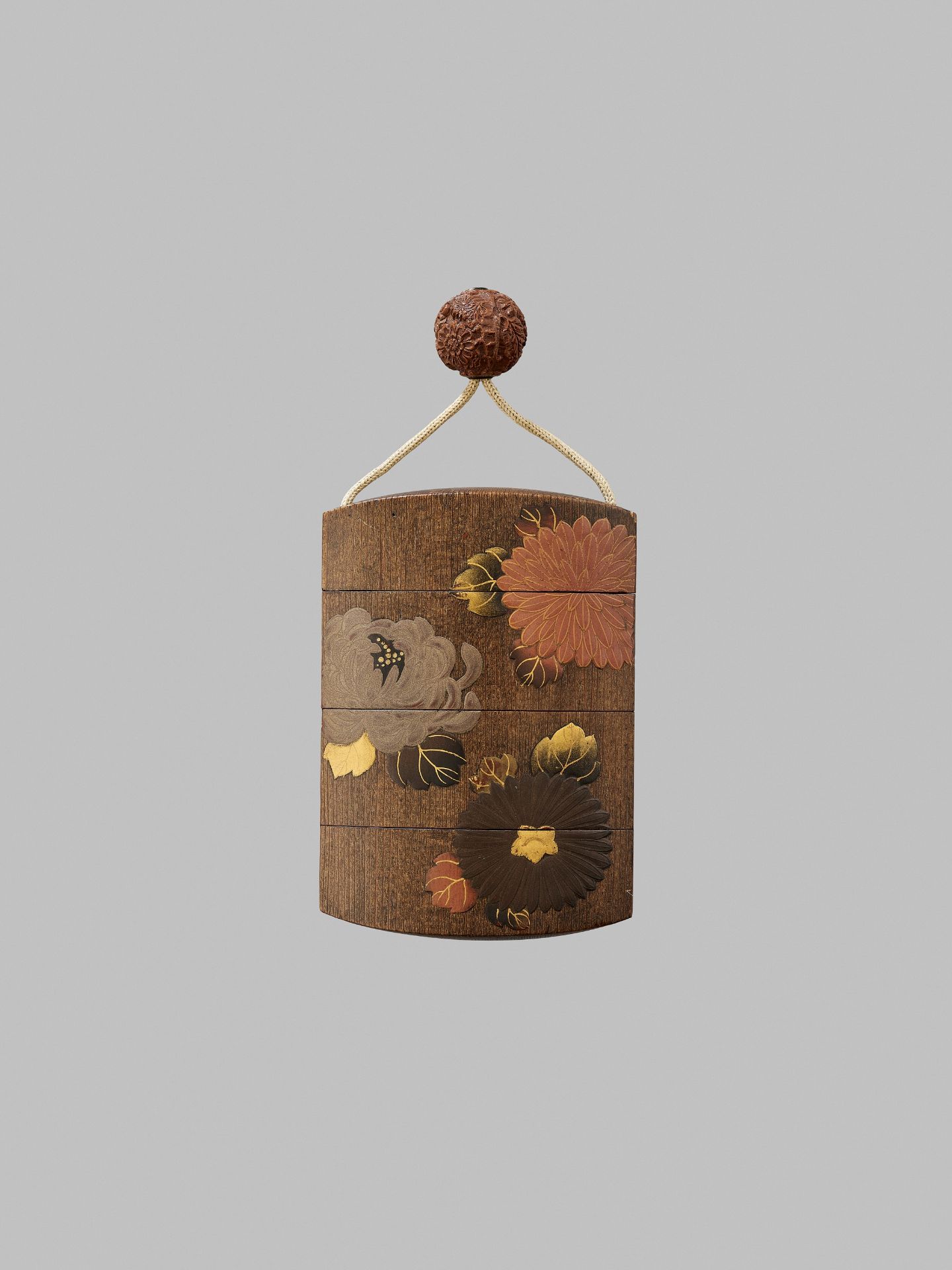 A LACQUERED LIGHT WOOD THREE-CASE INRO WITH CHRYSANTHEMUM AND PEONY - Image 4 of 5