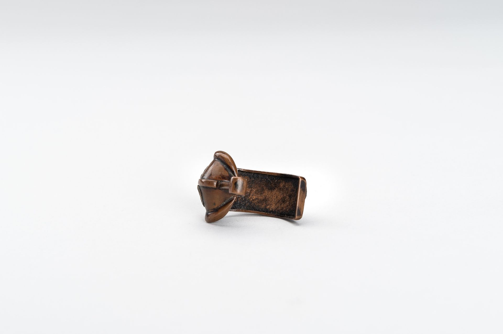 A MIXED METAL NETSUKE OF AN ABUMI (STIRRUP) - Image 4 of 11