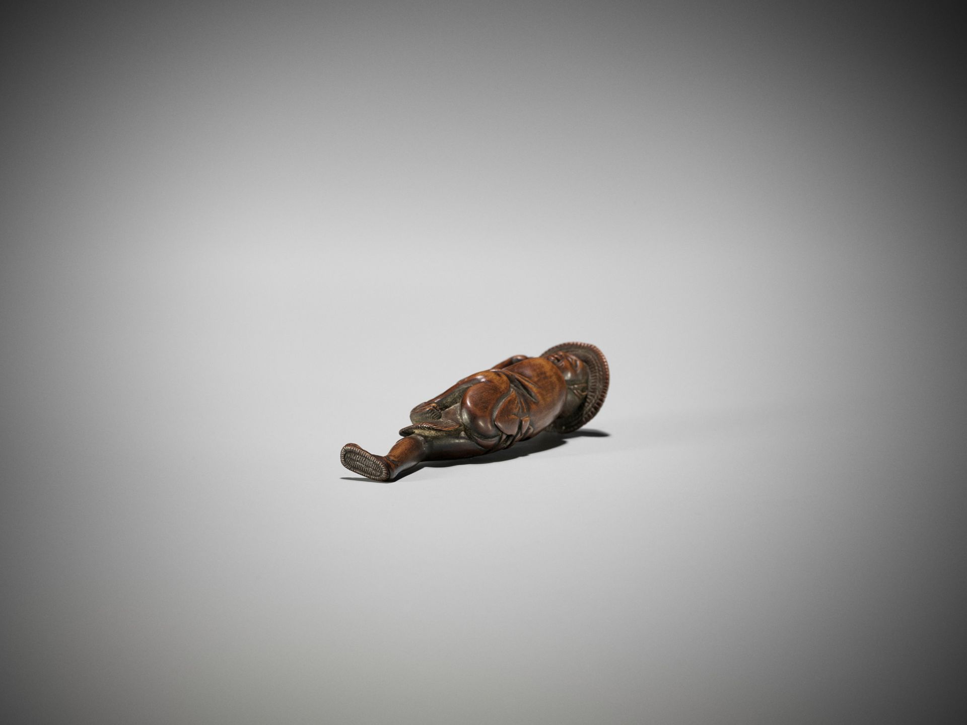 TOMOCHIKA: A SUPERB AND RARE WOOD NETSUKE OF A SPARROW DANCER (SUZUME ODORI) - Image 12 of 15