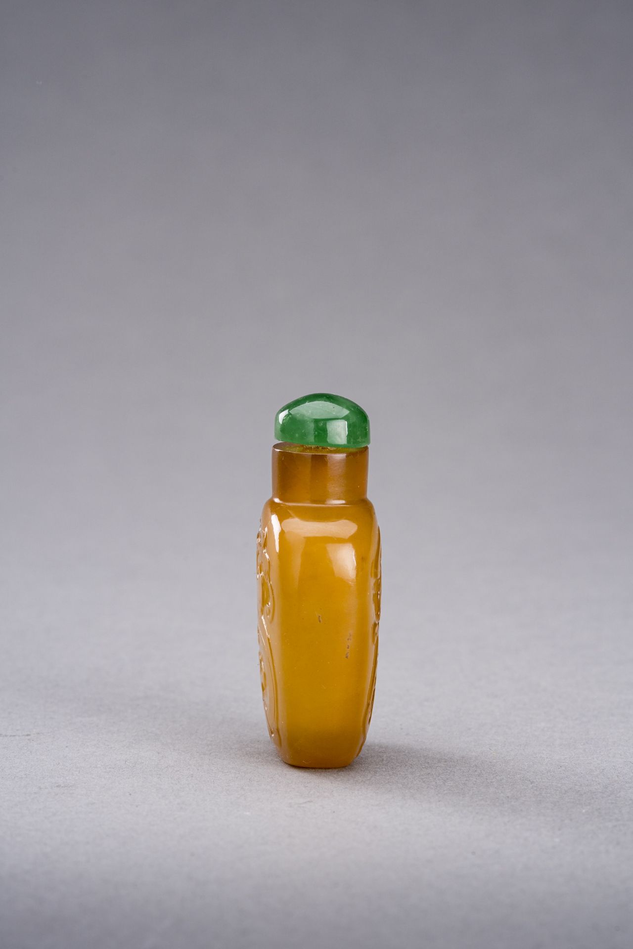 AN AGATE 'CHILONG' SNUFF BOTTLE, QING DYNASTY - Image 4 of 6